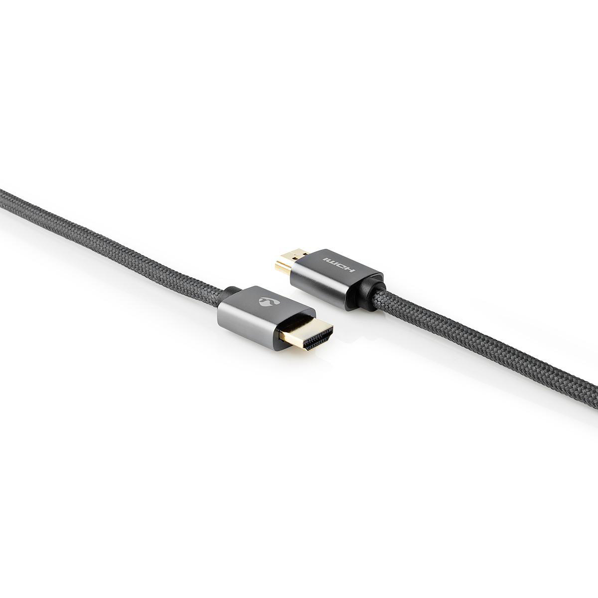 Zwarte en grijze HDMI-kabel, connectoren zichtbaar, op een witte ondergrond. Geïsoleerde weergave.
