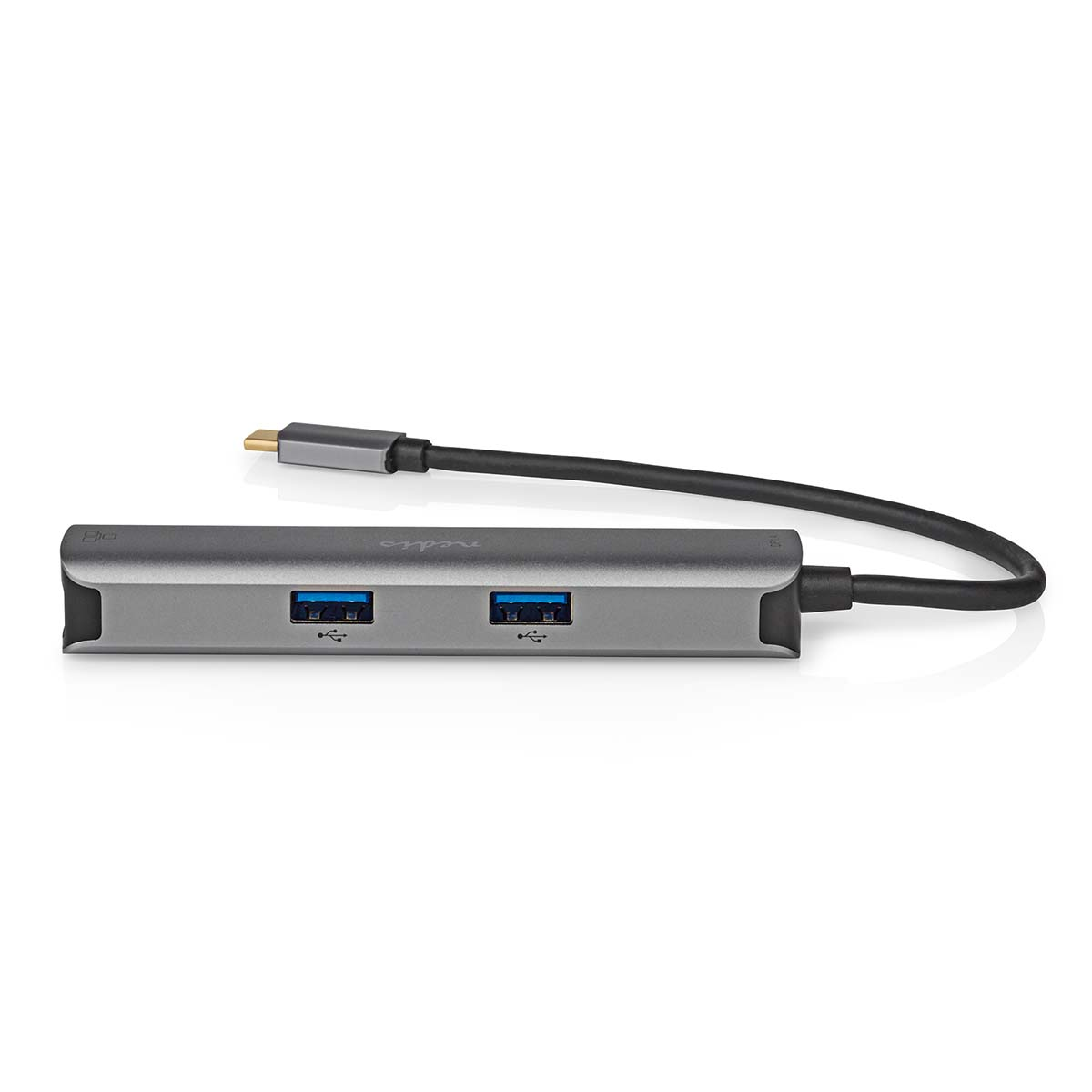 Een zilveren USB-hub met twee USB-poorten en een zwarte kabel. De achtergrond is wit.