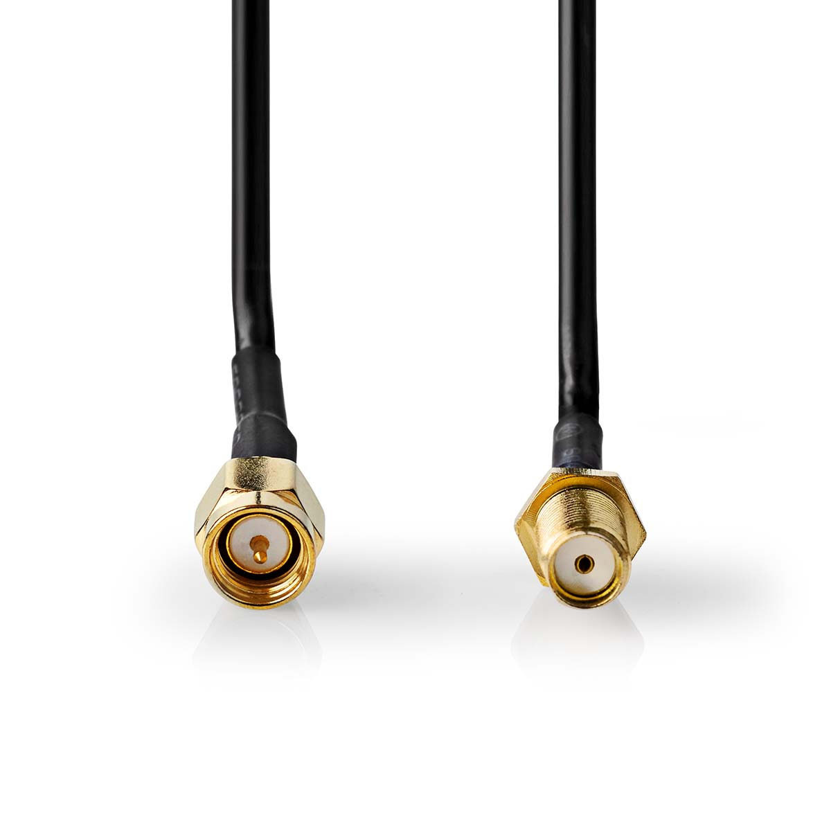 Zwei schwarze Kabel mit Gold- und Silberanschlüssen. Eines hat einen Stift, das andere ein Loch.