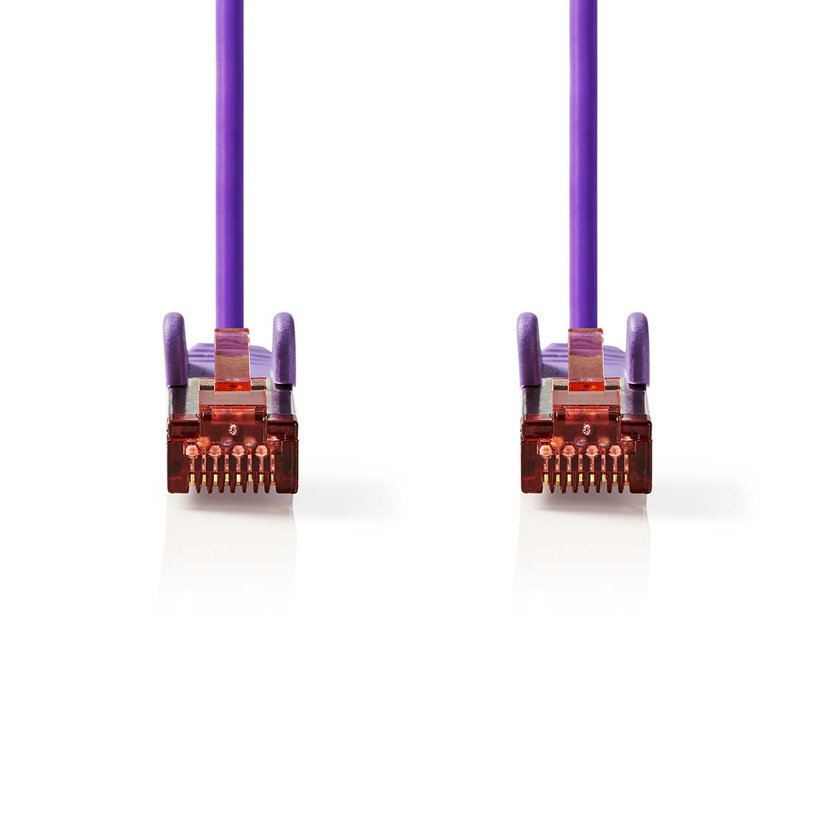 Zwei violette Netzwerkkabel mit roten Steckern und weißem Hintergrund.