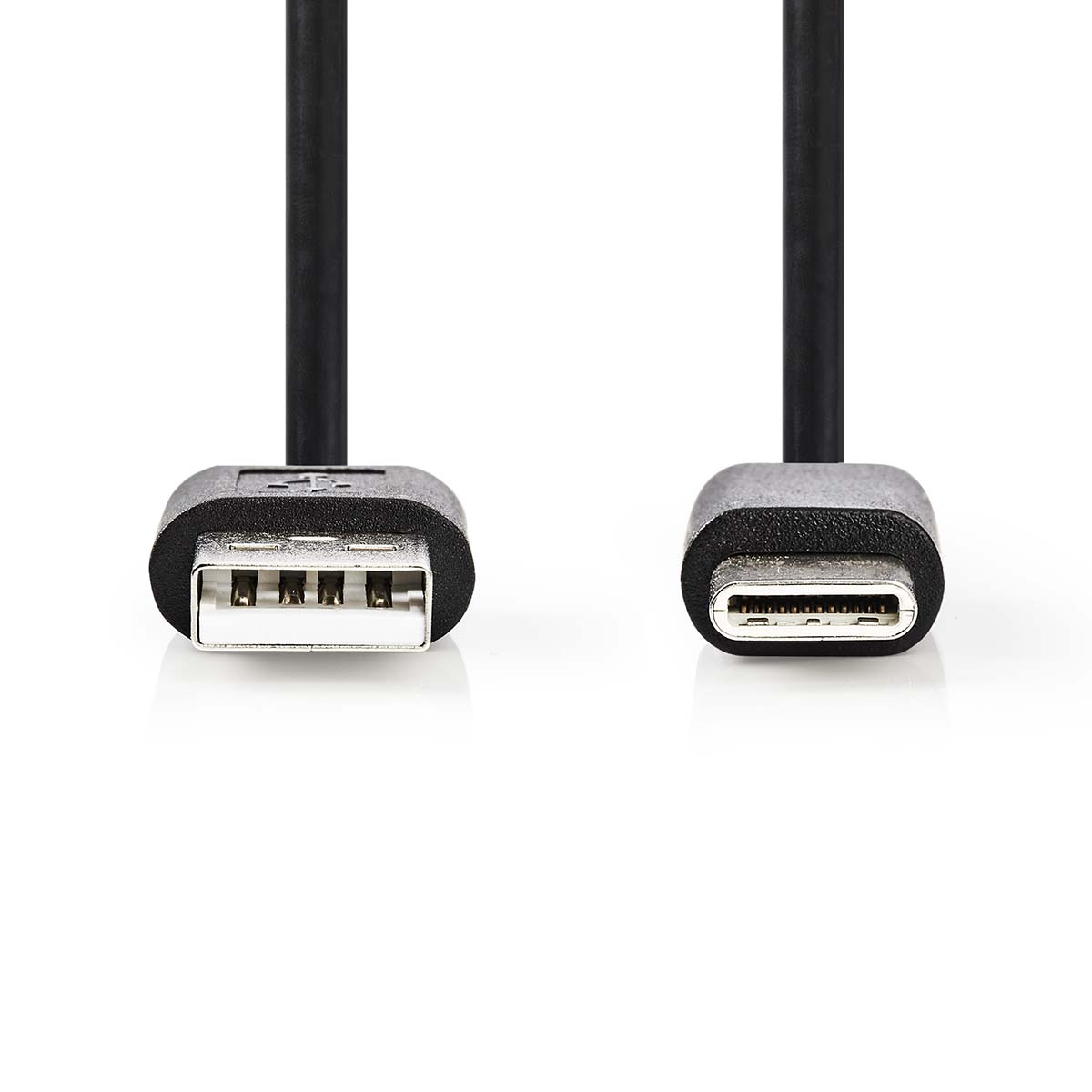 Zwei schwarze USB-auf-USB-C-Kabel mit ihren jeweiligen Steckern auf weißem Grund.