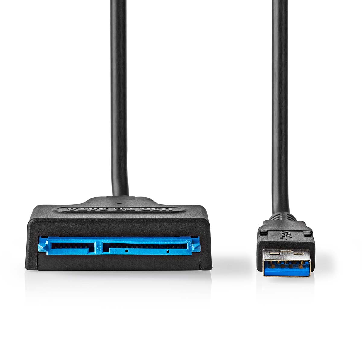 Cavo nero con estremità USB e connettore SATA, isolato su bianco.