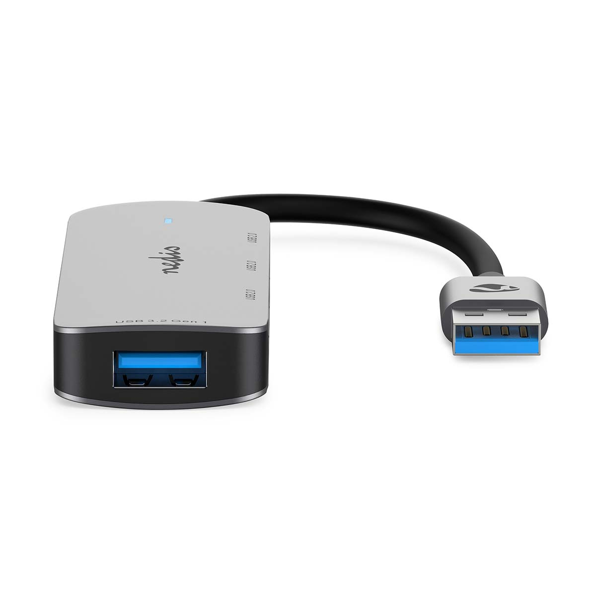 Zilveren USB-hub met USB 3.2 Gen 1 en USB-poort. De hub ligt op een wit oppervlak.