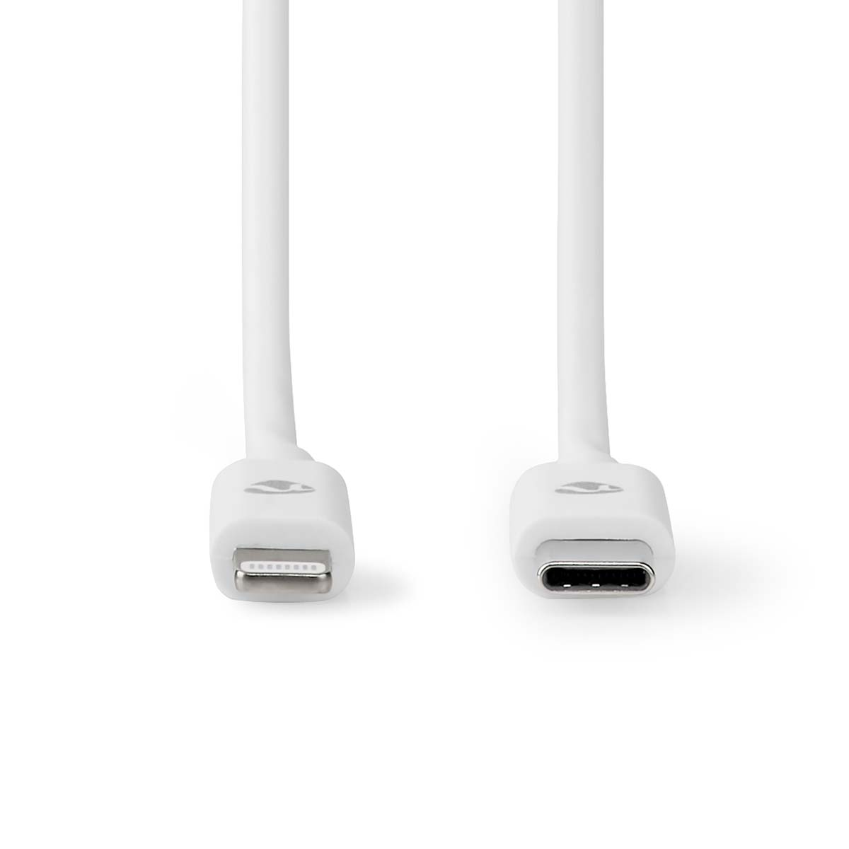 Zwei weiße Kabel mit Lightning- und USB-C-Anschlüssen auf weißem Hintergrund.