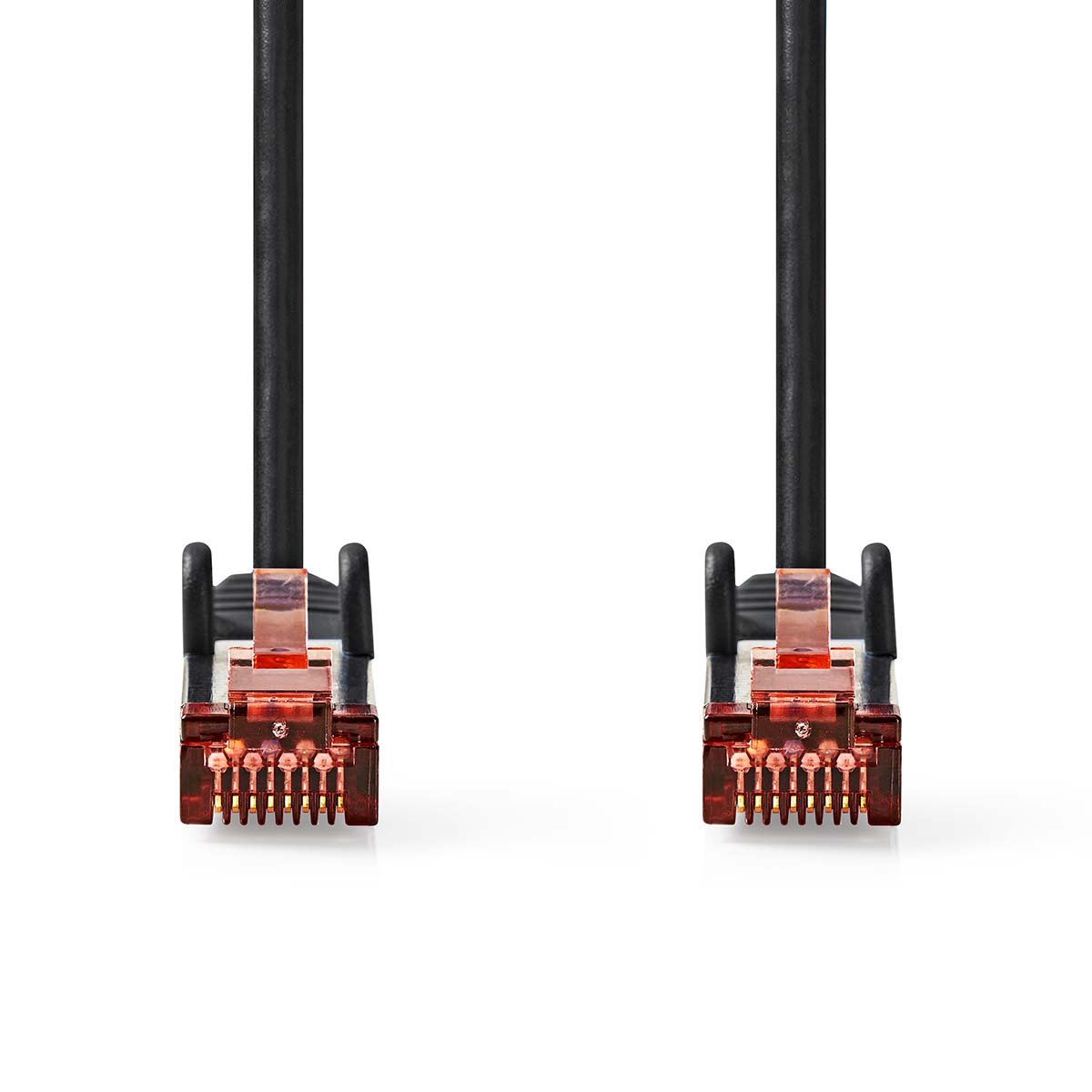 Zwei schwarze Netzwerkkabel mit RJ45-Anschlüssen auf weißem Hintergrund.