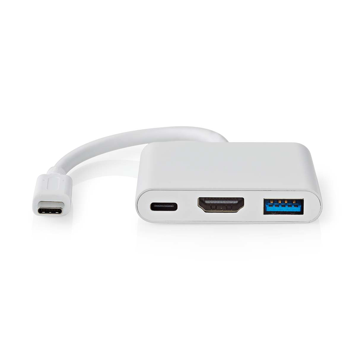 Een witte USB-C hub met HDMI- en USB-poorten, op een witte achtergrond.