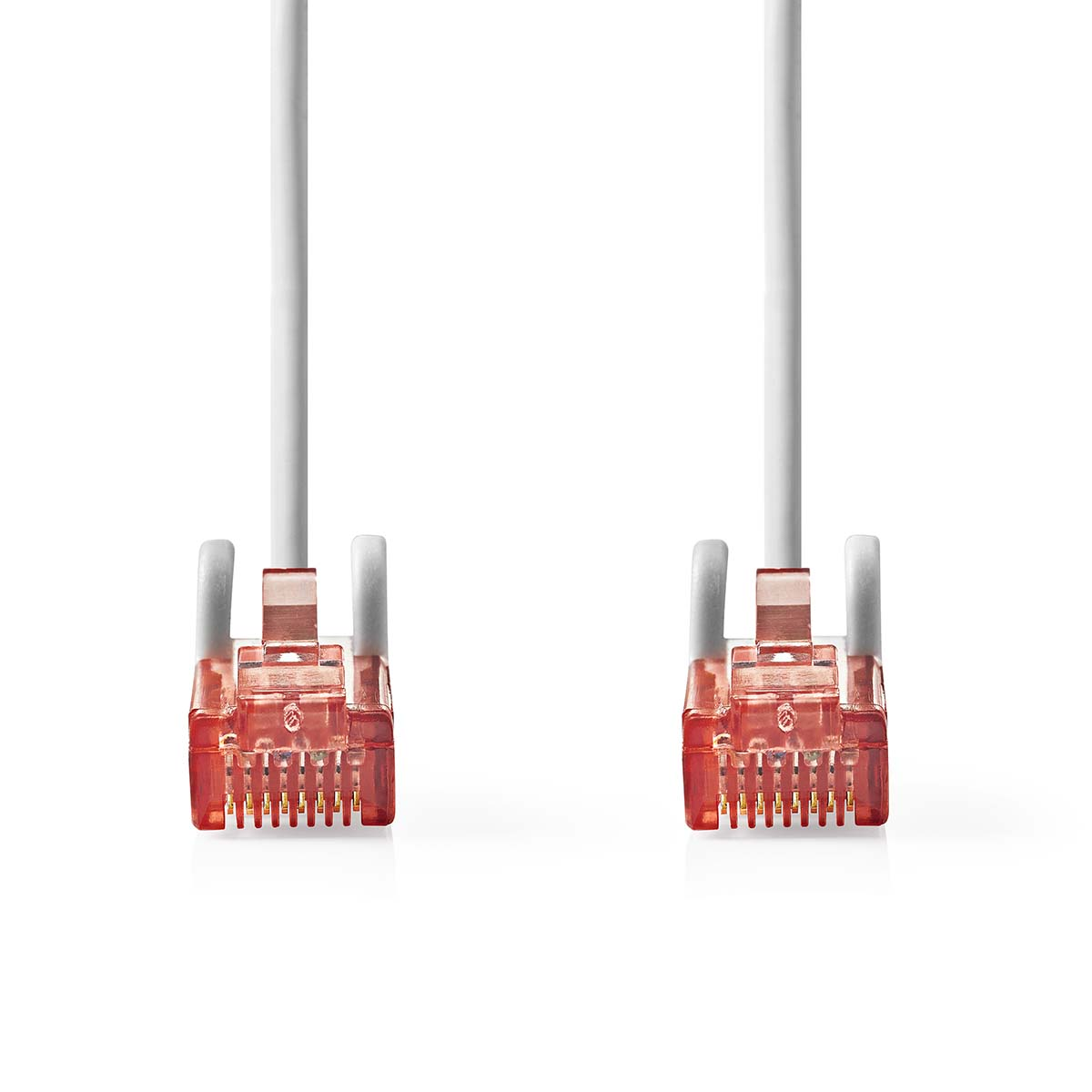 Zwei weiße Ethernet-Kabel mit roten Steckern auf weißem Grund, die die Pins zeigen.