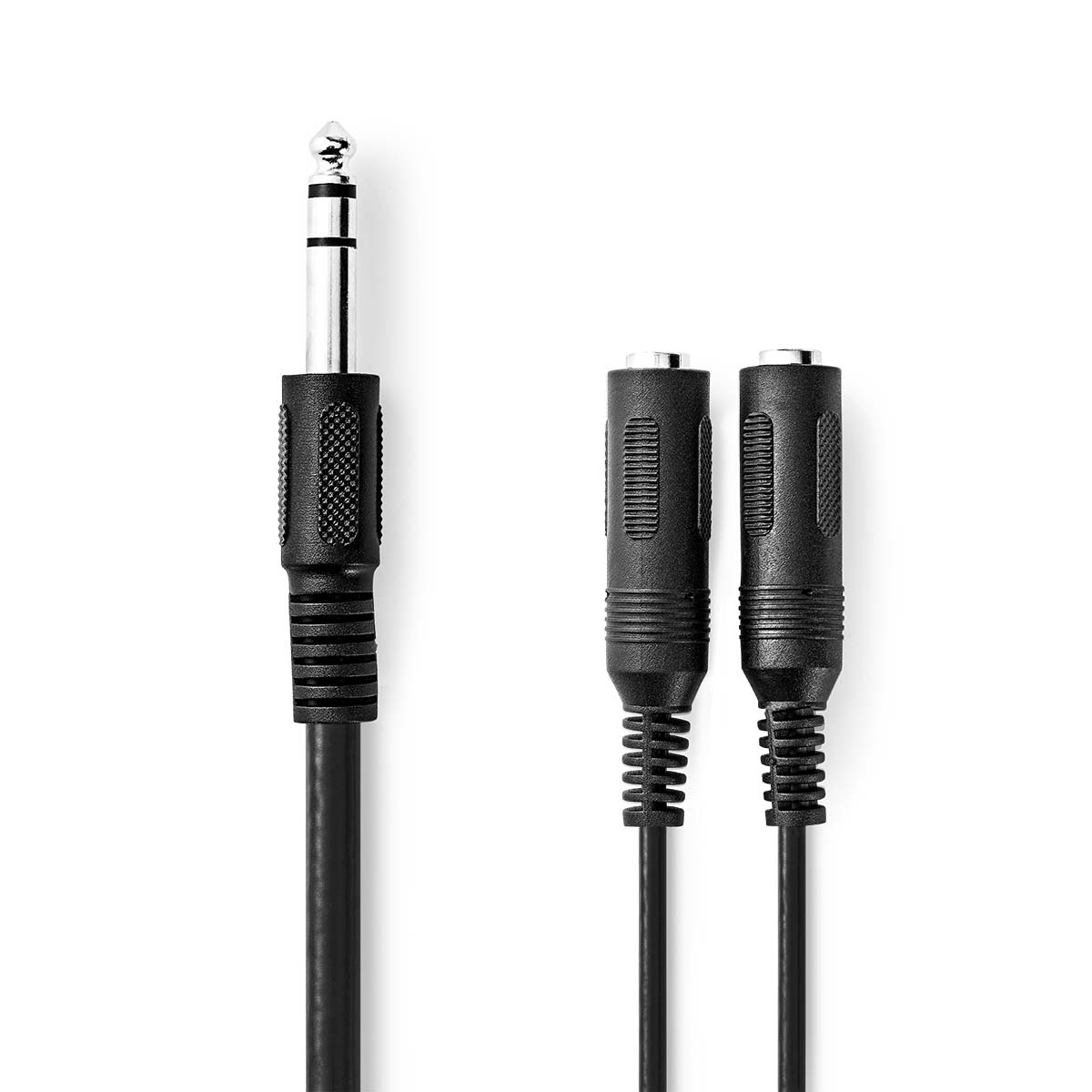 Ein schwarzes Audiokabel mit einem 6,35-mm-Klinkenstecker und zwei 3,5-mm-Buchsen auf weißem Hintergrund.