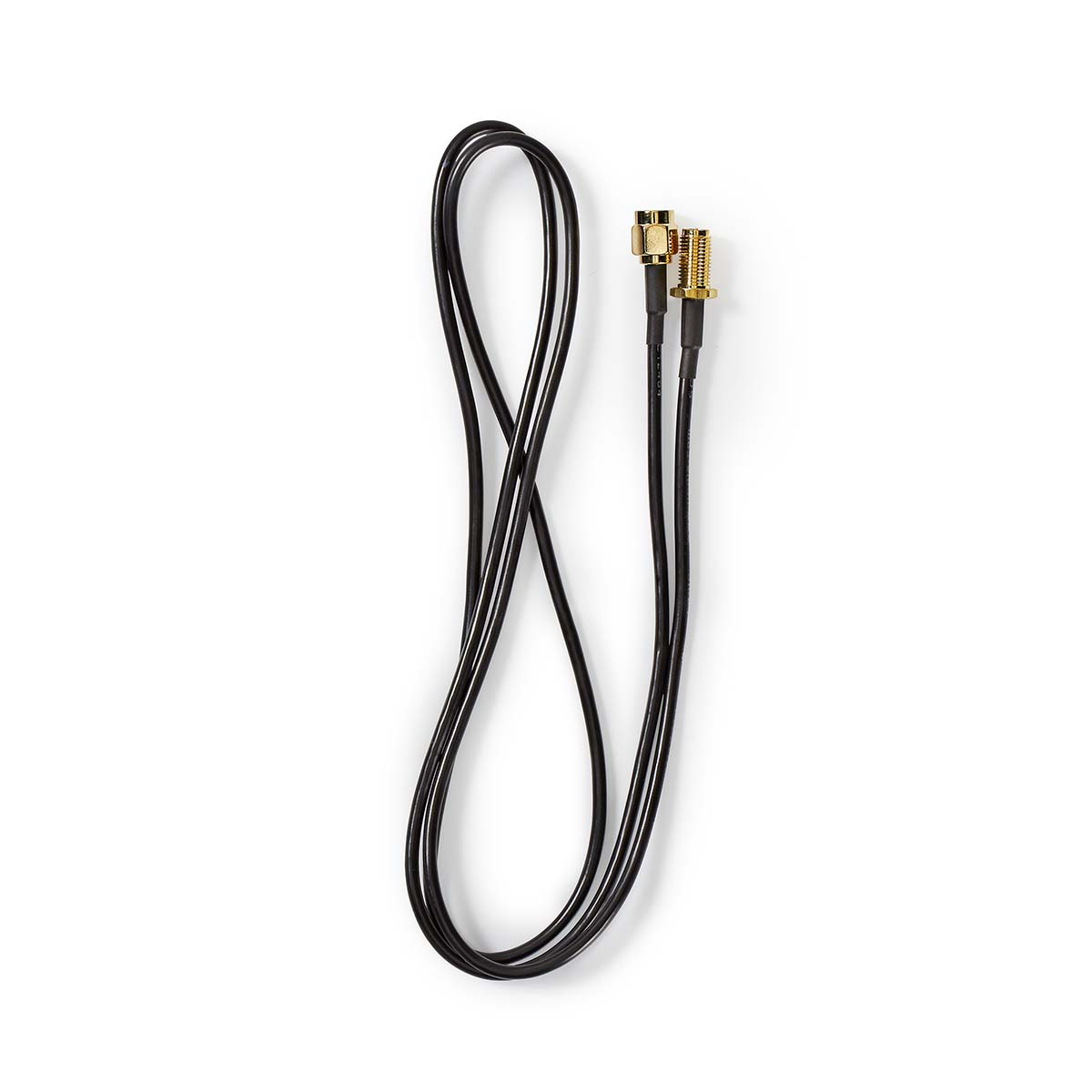 Schwarzes Kabel mit Gold-Anschlüssen, geschlungen, auf weißem Hintergrund.
