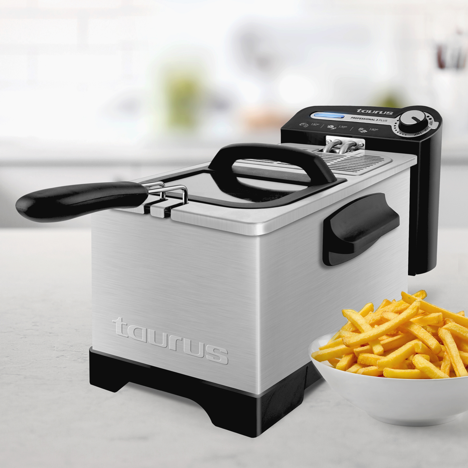 Freidora de acero inoxidable con un cuenco de patatas fritas y asa negra.