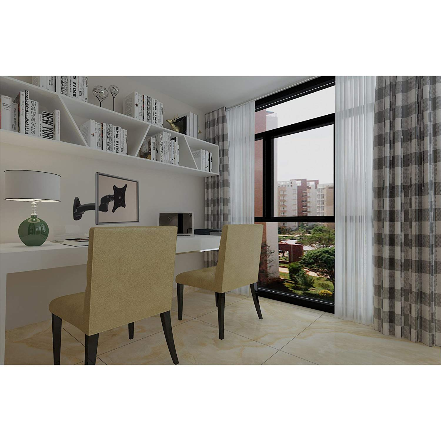 Büroraum-Innenraum mit Schreibtisch und zwei Stühlen. Bücherregal, Fenster, Vorhänge. Neutrale Töne.