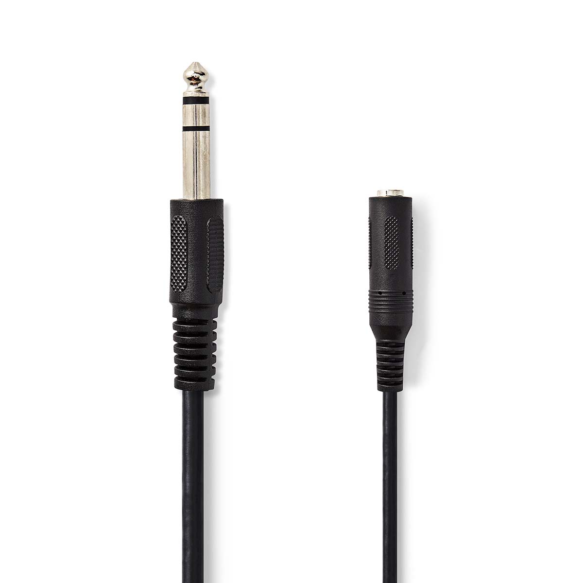 Ein schwarzes und silbernes Audiokabel mit 6,35 mm und 3,5 mm Klinke.