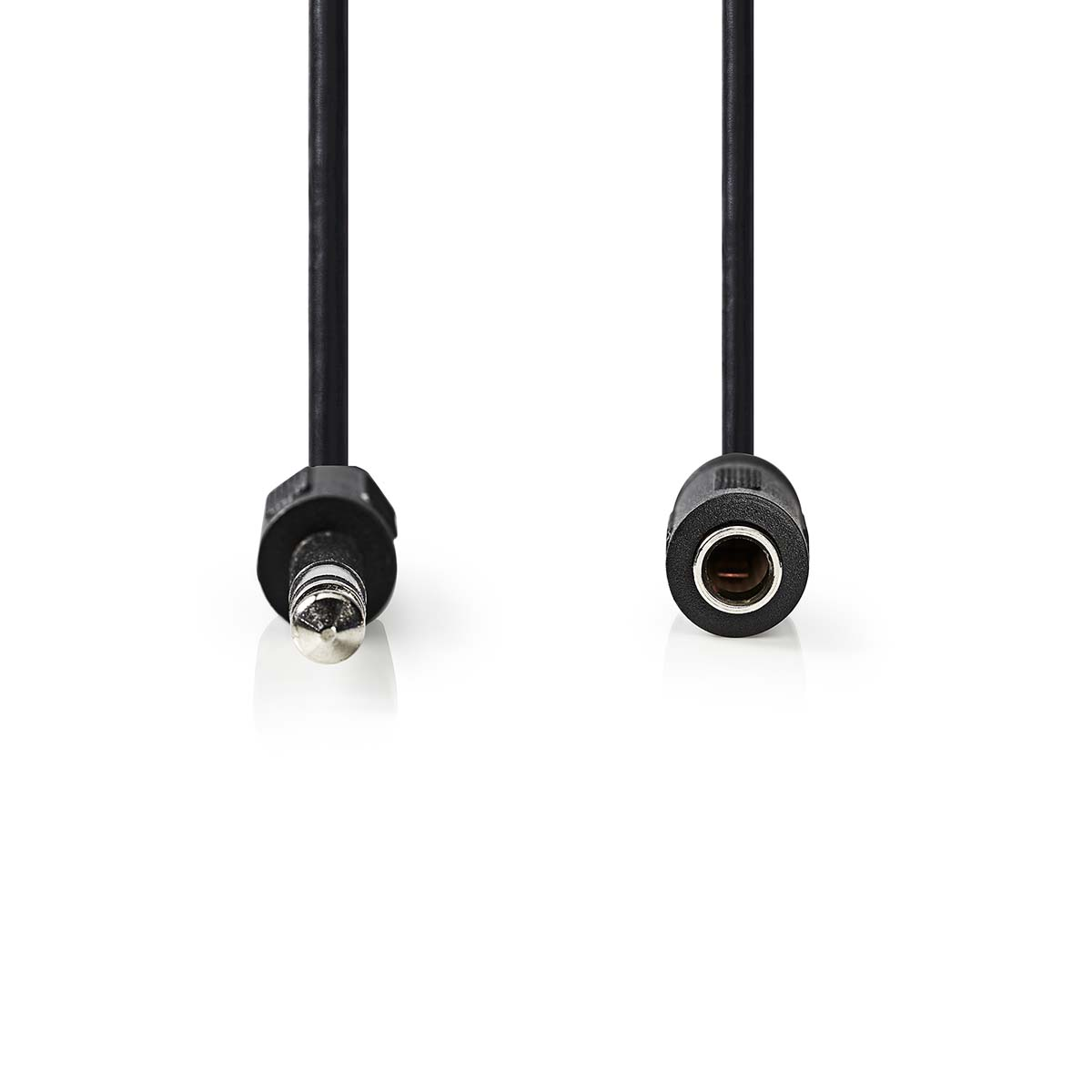 Zwei schwarze Netzkabel mit unterschiedlichen Steckern. Weißer Hintergrund.