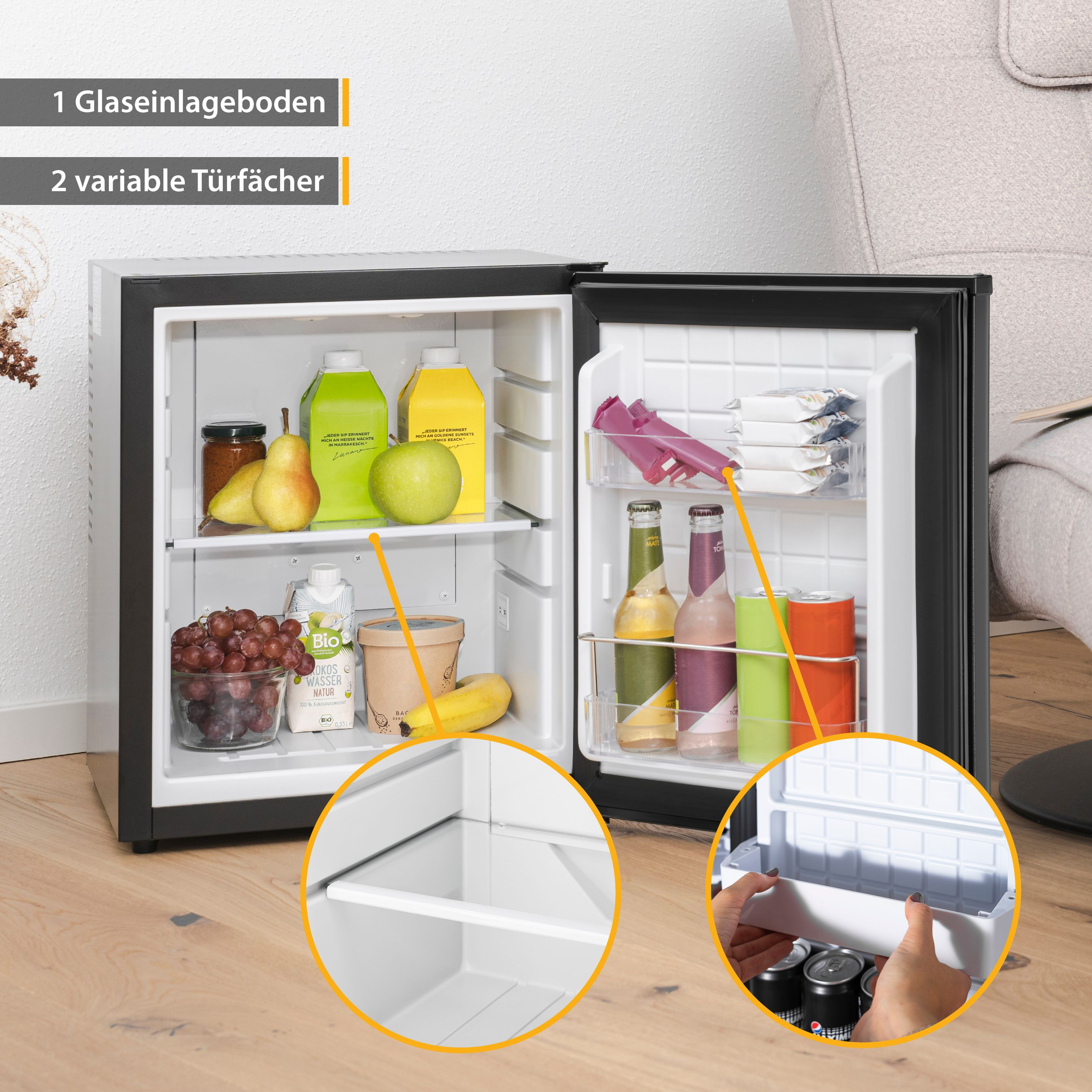 Frigorifero con cibo all'interno, porta aperta che rivela ripiani con frutta e bevande.