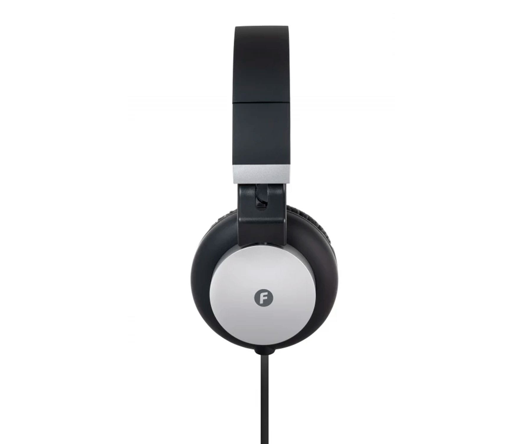 Auriculares negros con detalles plateados y cable negro, aislados sobre blanco.
