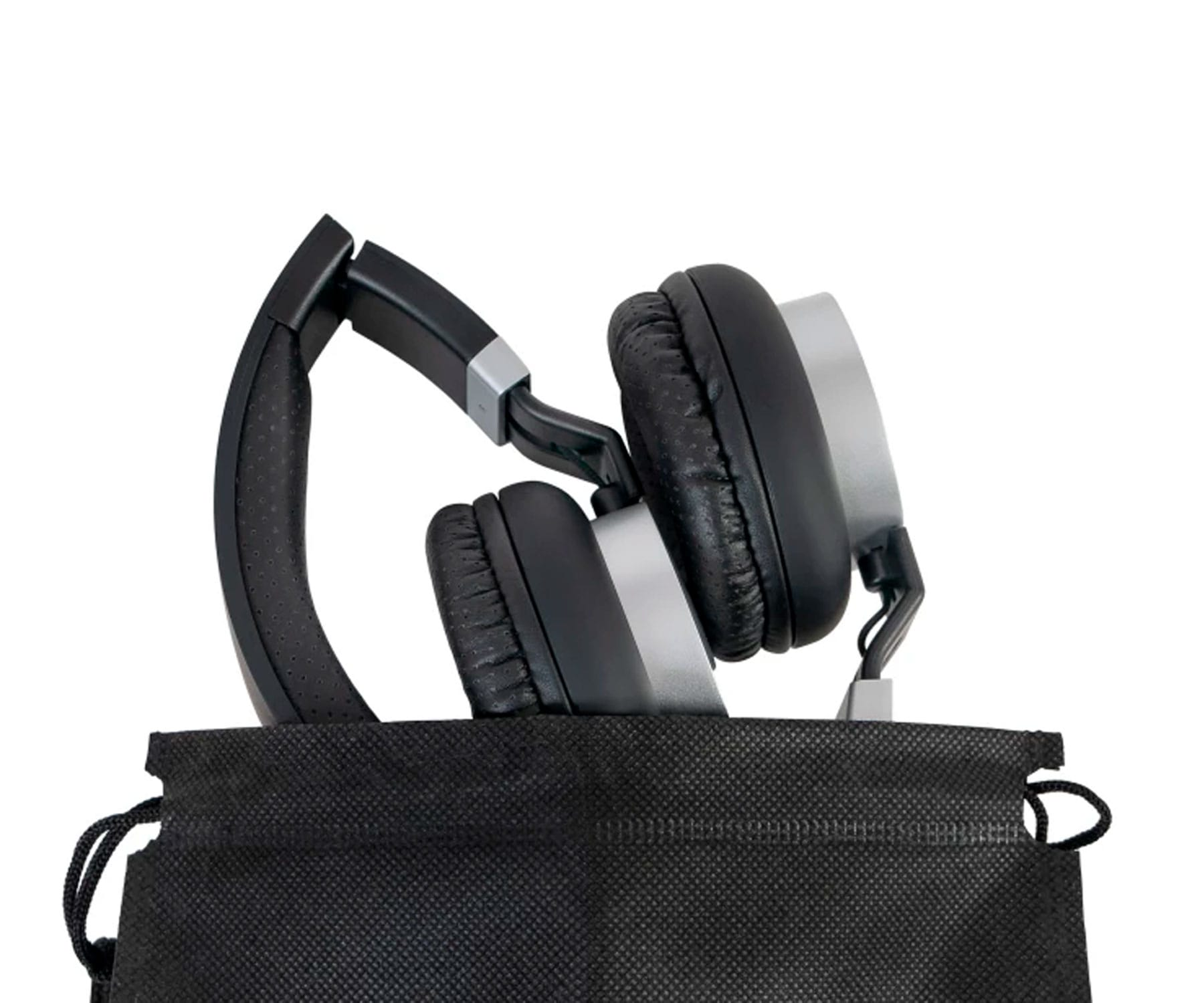 Auriculares negros y plateados plegados, con los auriculares hacia arriba, apoyados en una bolsa de transporte negra.