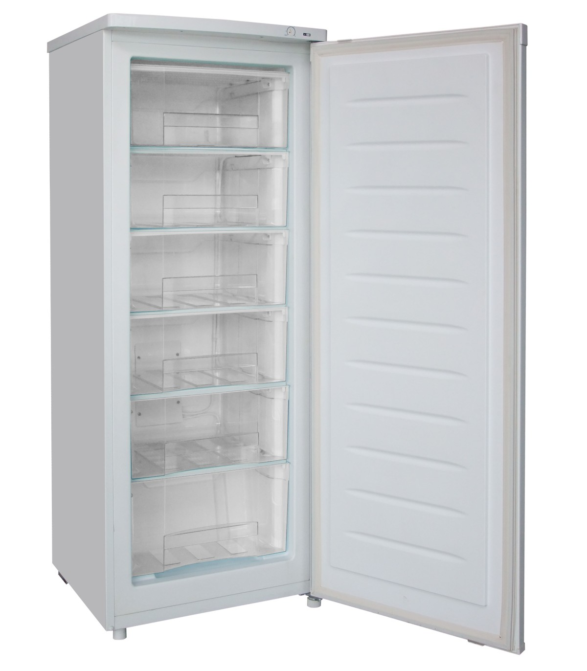 Congelador blanco con puerta abierta, mostrando cajones transparentes. Fondo blanco.