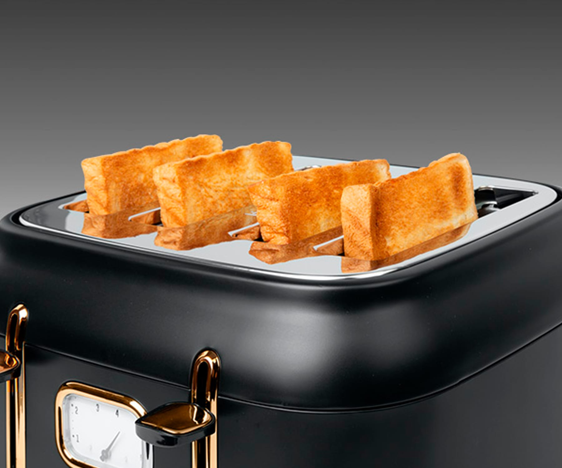 Un tostapane nero con quattro fette di pane tostato dorato, su sfondo grigio.