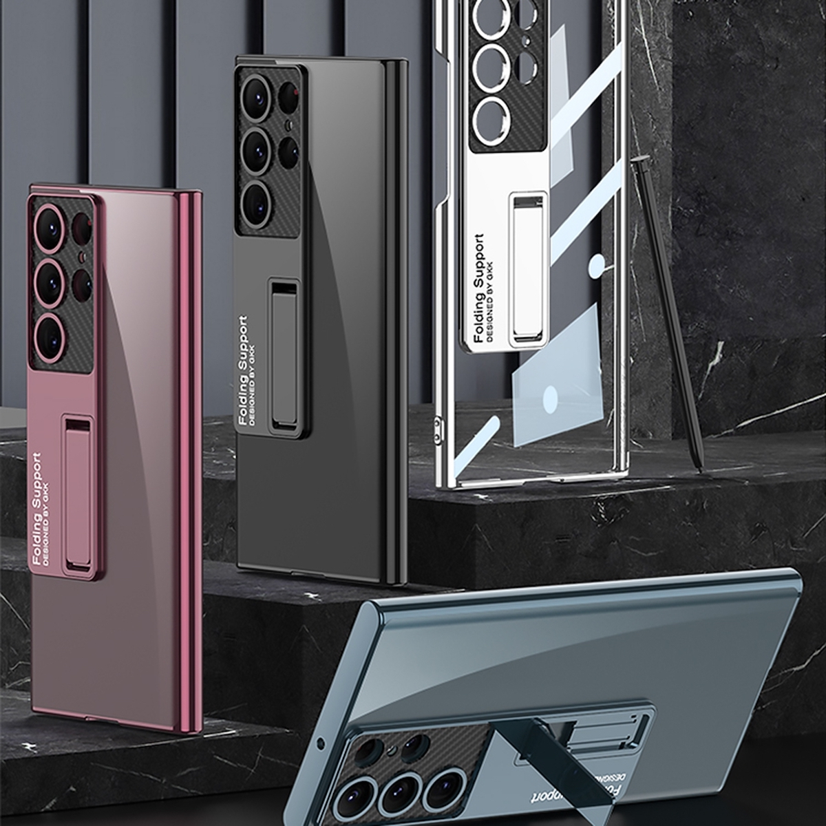 Mehrere Handyhüllen. Schwarze, rosa und klare Hüllen, mit Ständer und Stift.