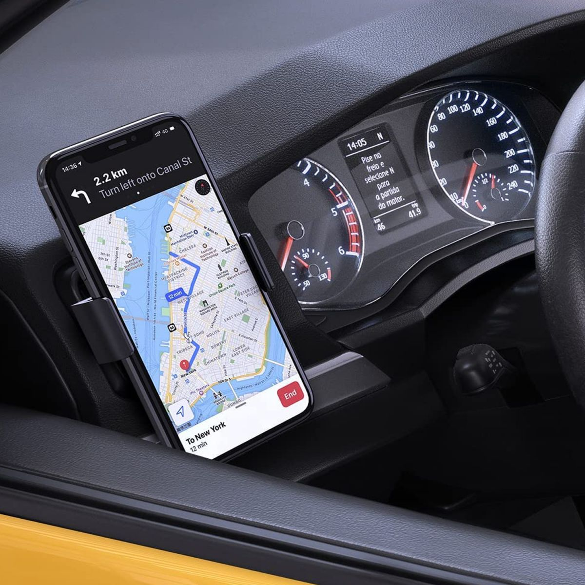 Ein Smartphone in einer Autohalterung zeigt eine Karte mit Navigation. Armaturenbrett und Innenraum sind sichtbar.