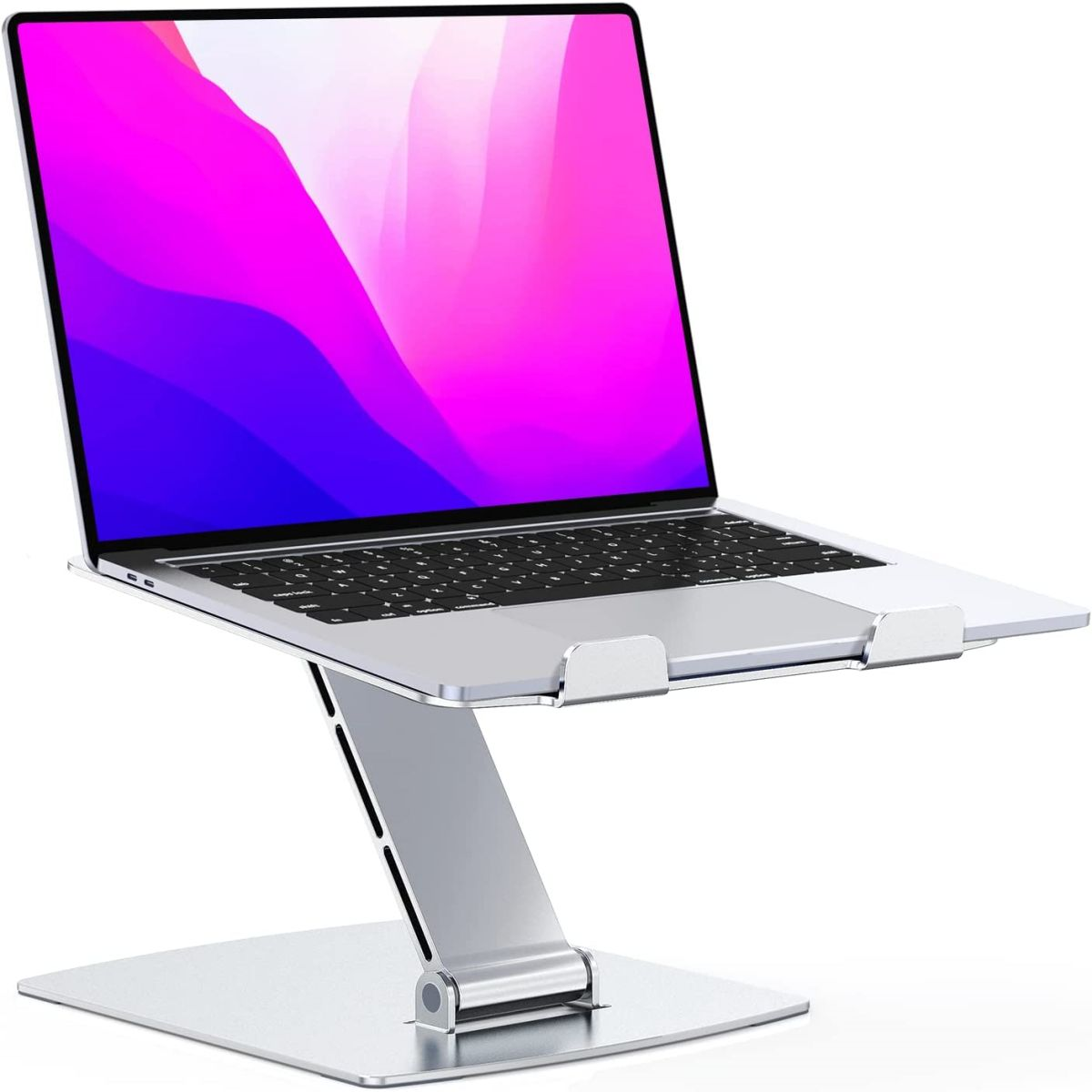 Silberner Laptop auf einem silbernen Ständer, mit farbenfrohem Bildschirm, vor weißem Hintergrund.