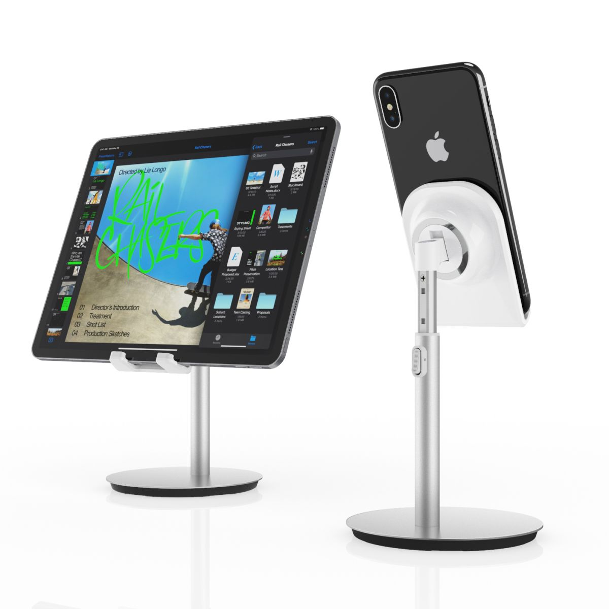 Tablet und Telefon auf Ständern. Tablet zeigt Präsentation, Telefon steht aufrecht.