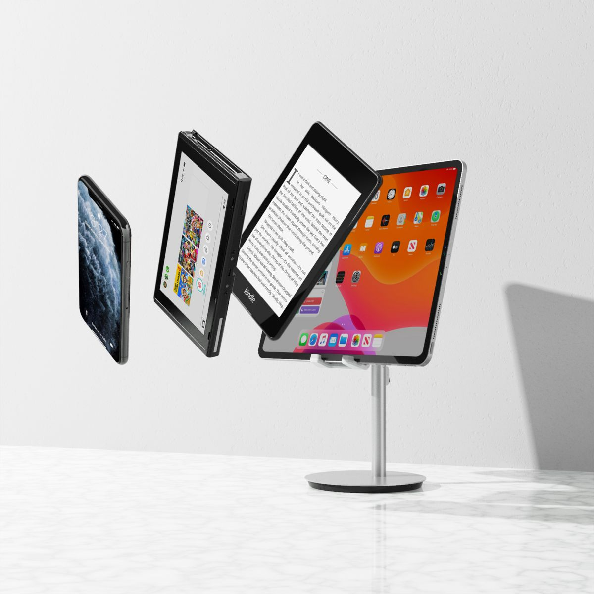 Mehrere Geräte schweben, darunter ein Telefon, Tablet, Kindle. Sie stehen auf einem Ständer vor hellem Hintergrund.