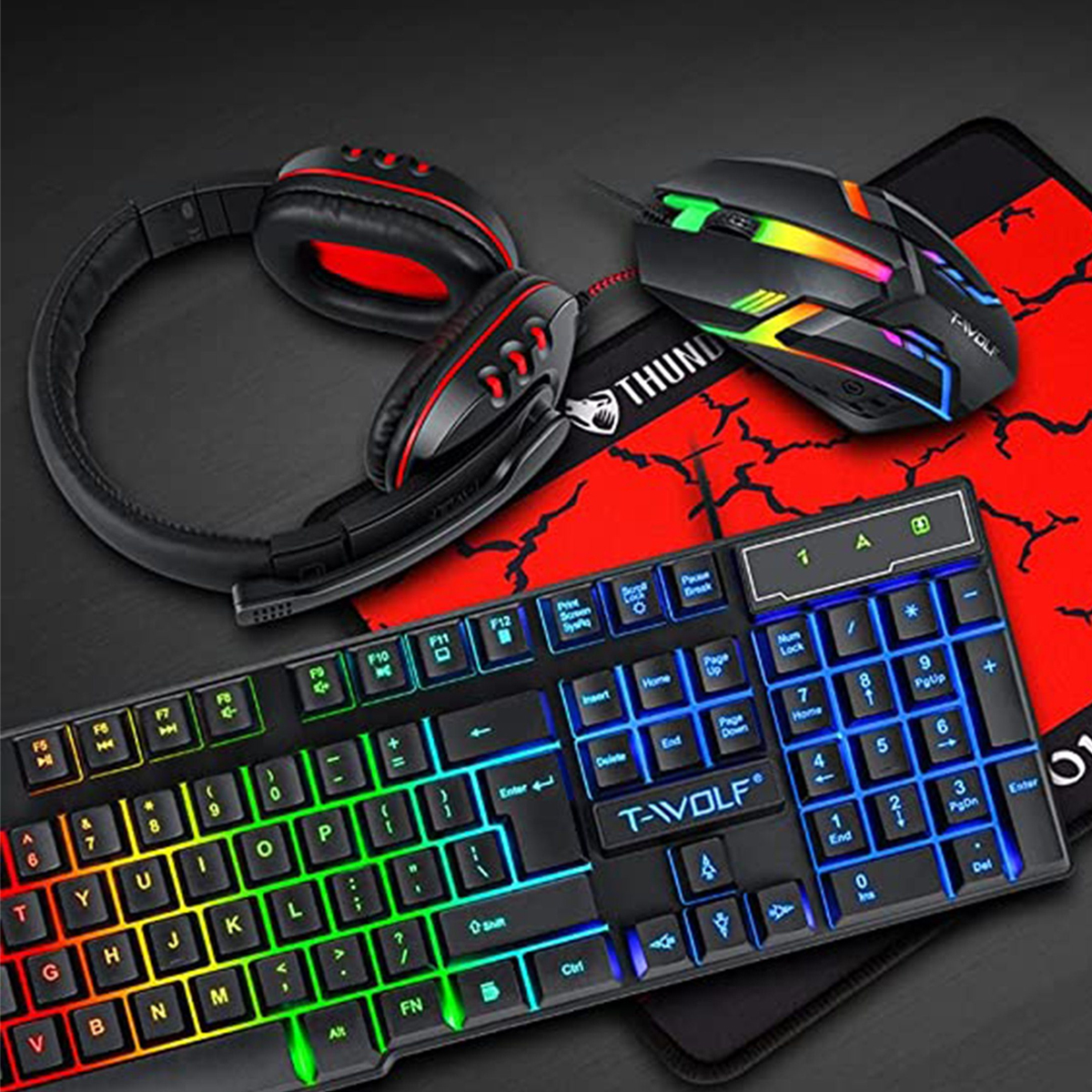 Konfiguracja do gier z zestawem słuchawkowym, myszką, klawiaturą i podkładką pod mysz. Klawiatura i mysz mają kolorowe światła.