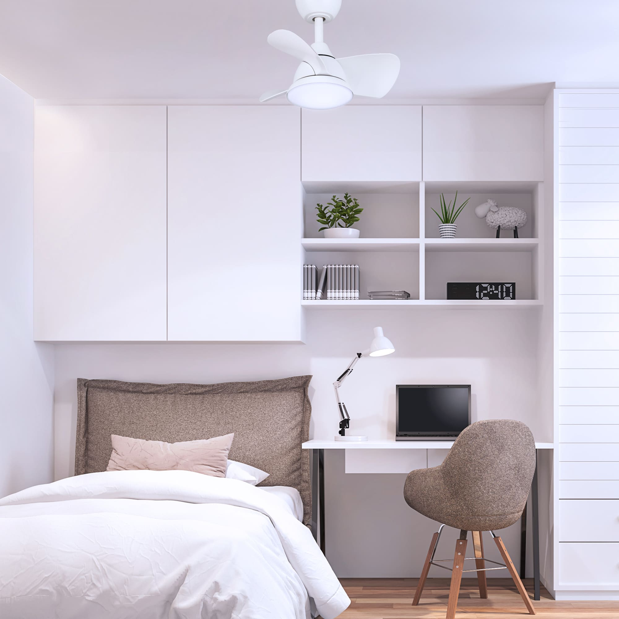 Escena de dormitorio con cama, escritorio y ventilador de techo. Paredes y muebles blancos limpios.