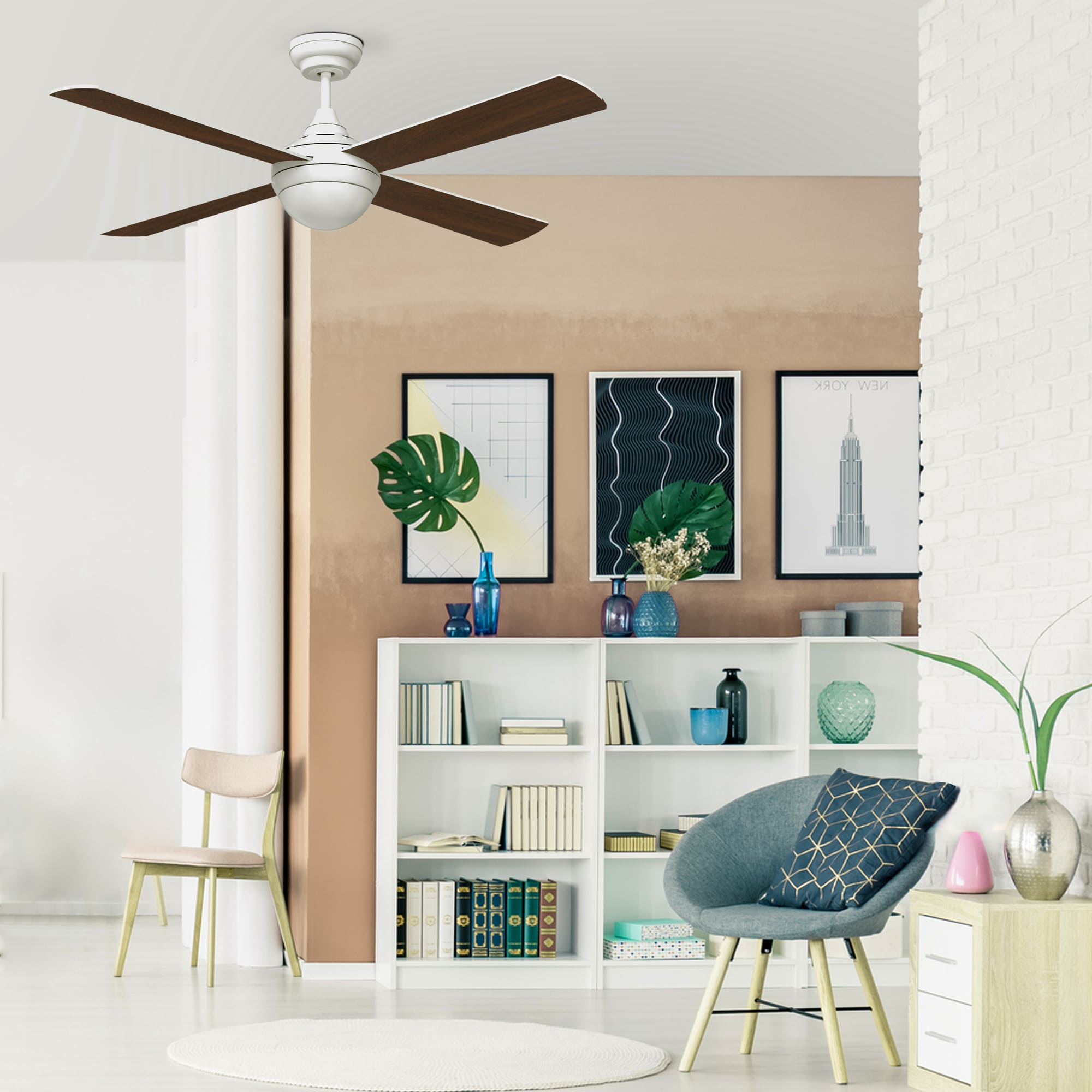 Escena de salón con ventilador de techo y objetos decorativos. Colores marrón y blanco.