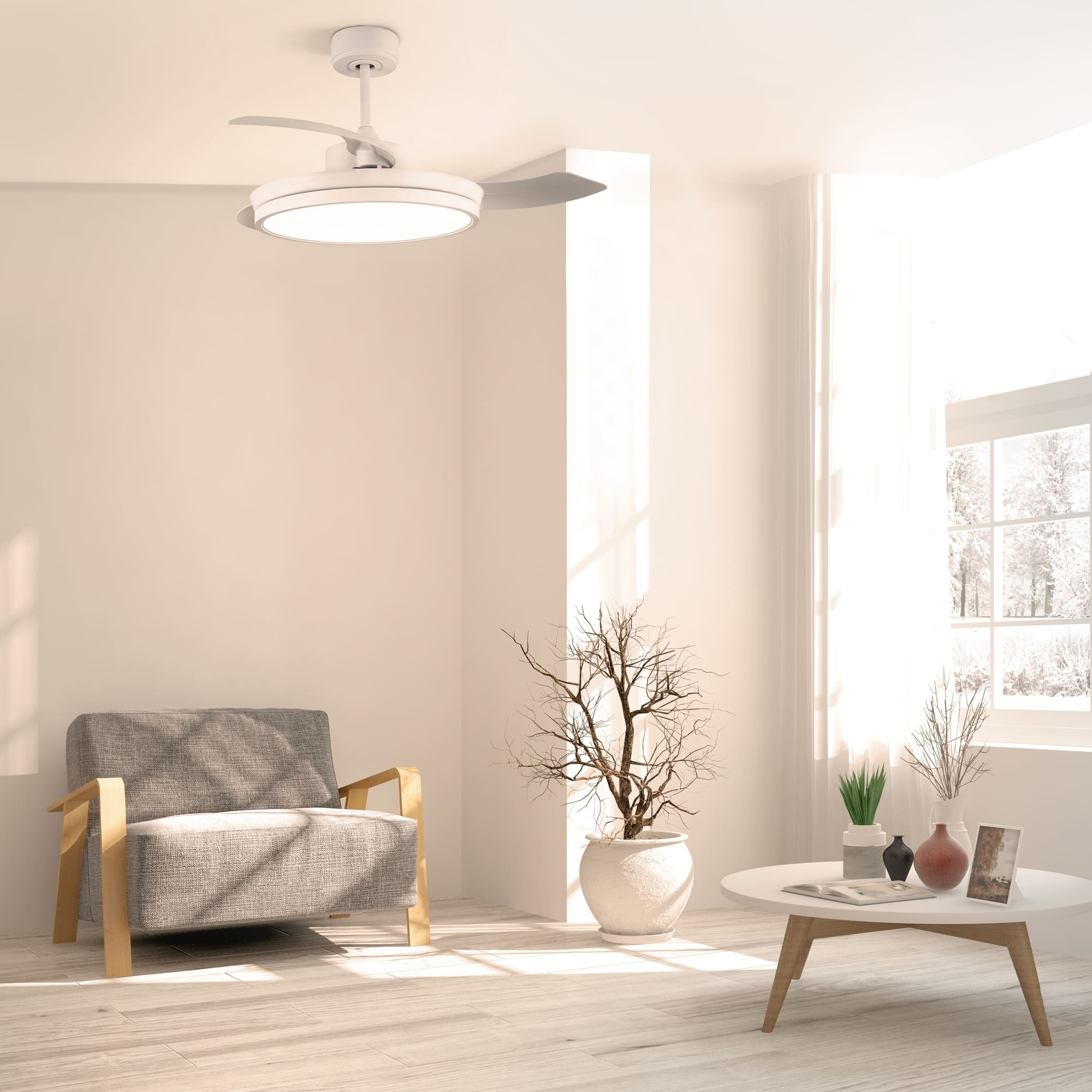 Salón con ventilador de techo, sillón, mesa con plantas y vista de ventana.