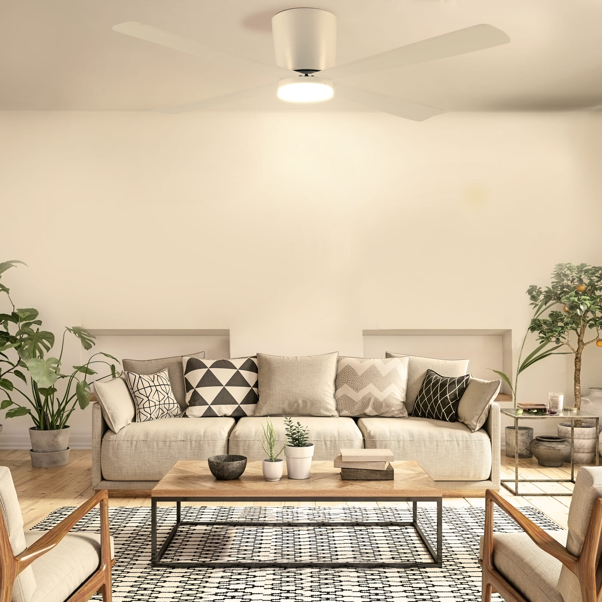 Salón con sofá beige, mesa de madera, plantas y ventilador de techo con cuatro aspas.