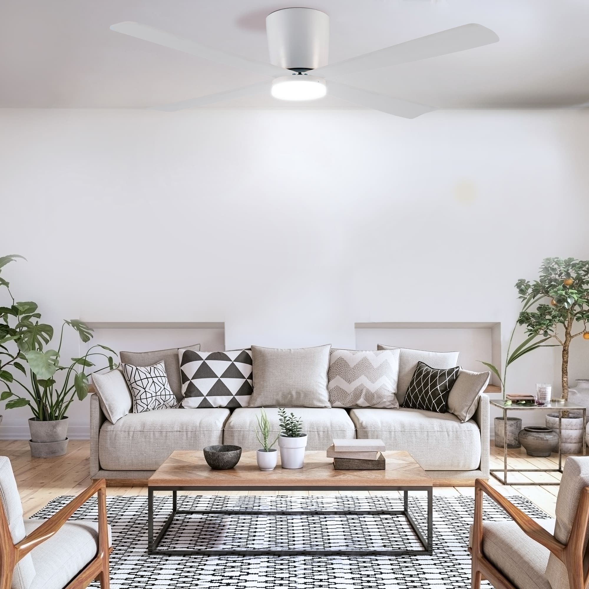 Salón con ventilador de techo, sofá y plantas.