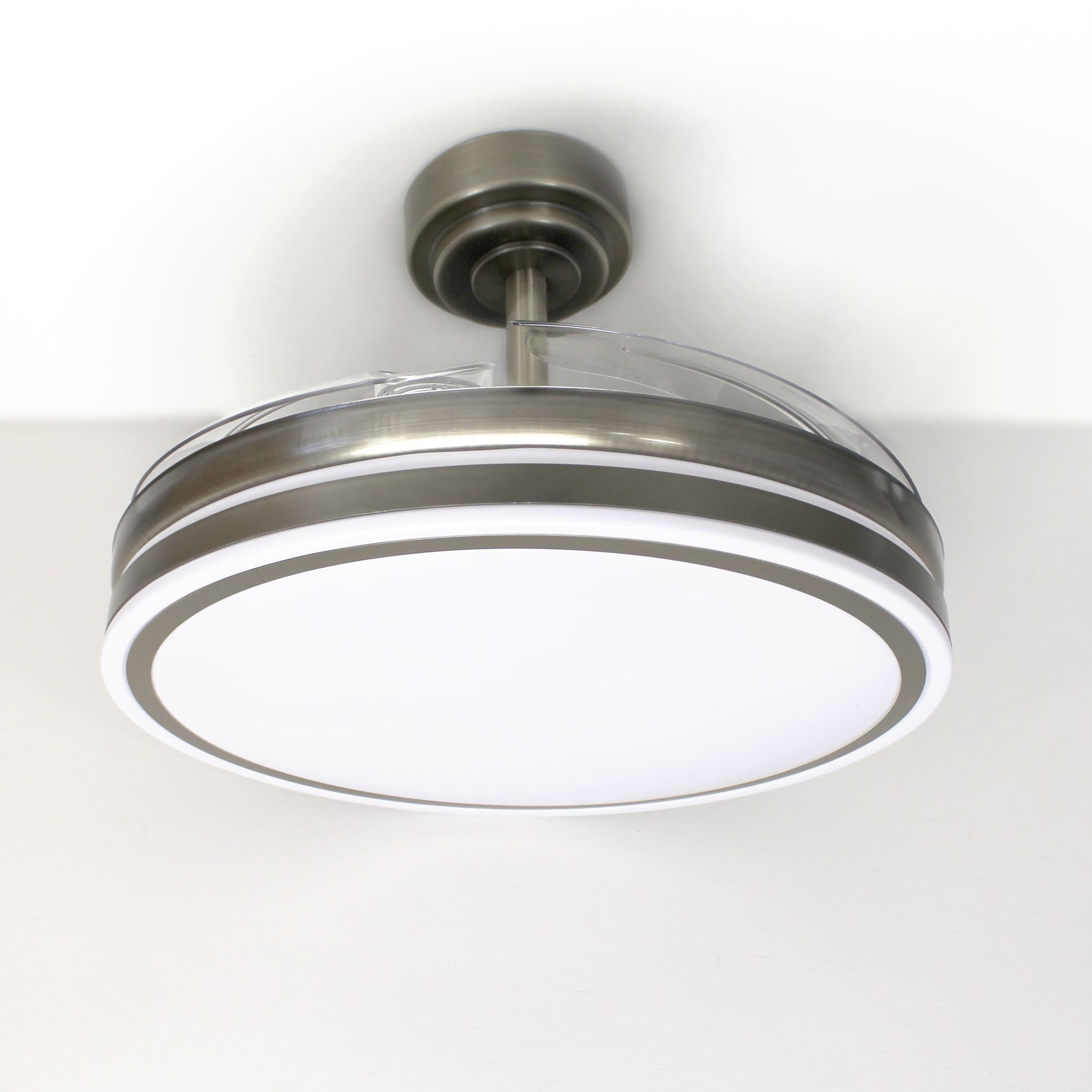 Ventilador de techo con luz. Acabado metálico con dos anillos de luz blancos.