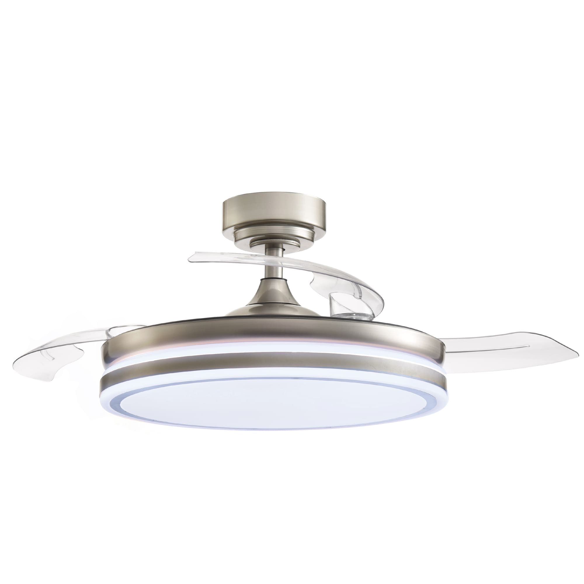 Ventilador de techo con acabado plateado y aspas transparentes. Fondo blanco.