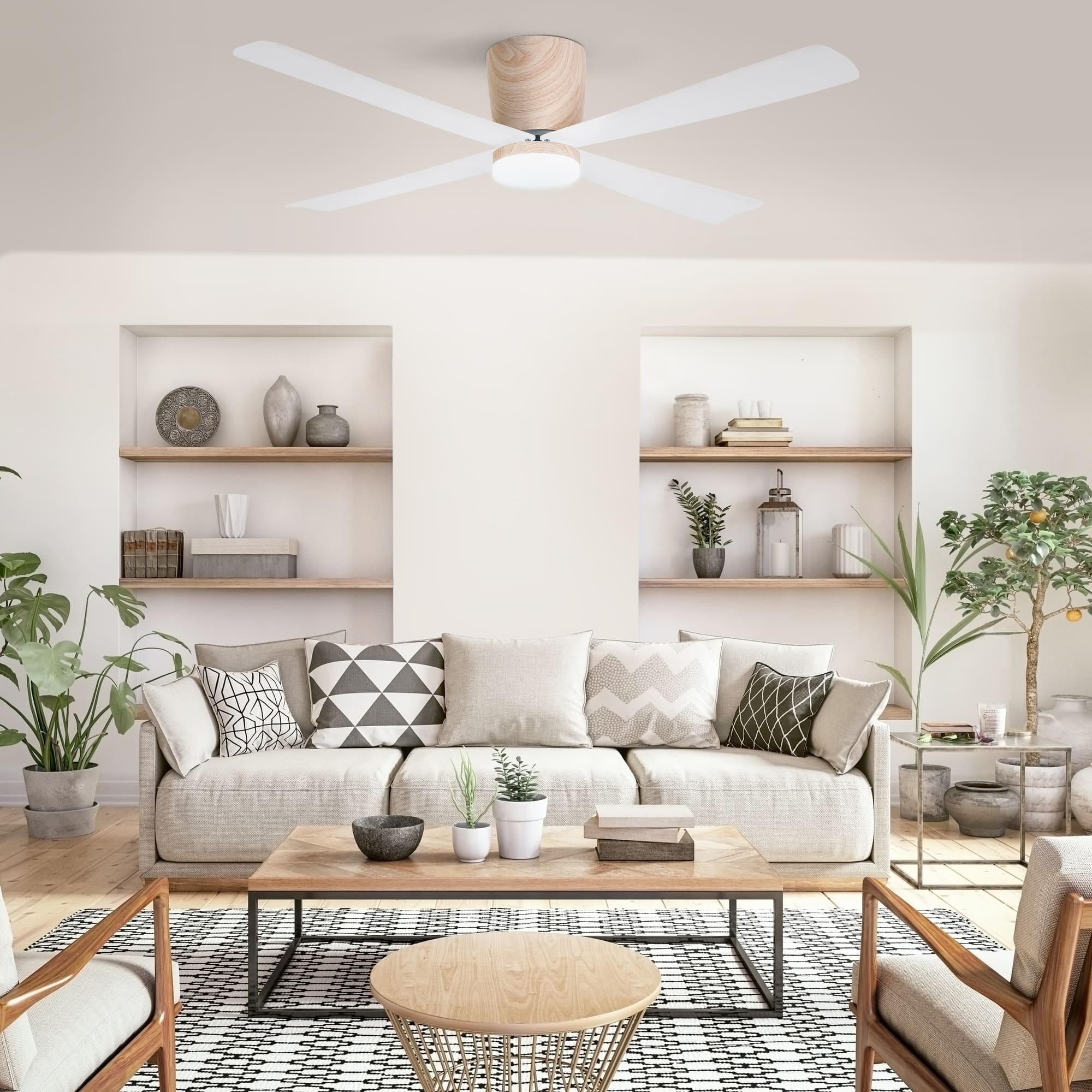 Salón con ventilador de techo, sofá y plantas, colores neutros y detalles en madera.