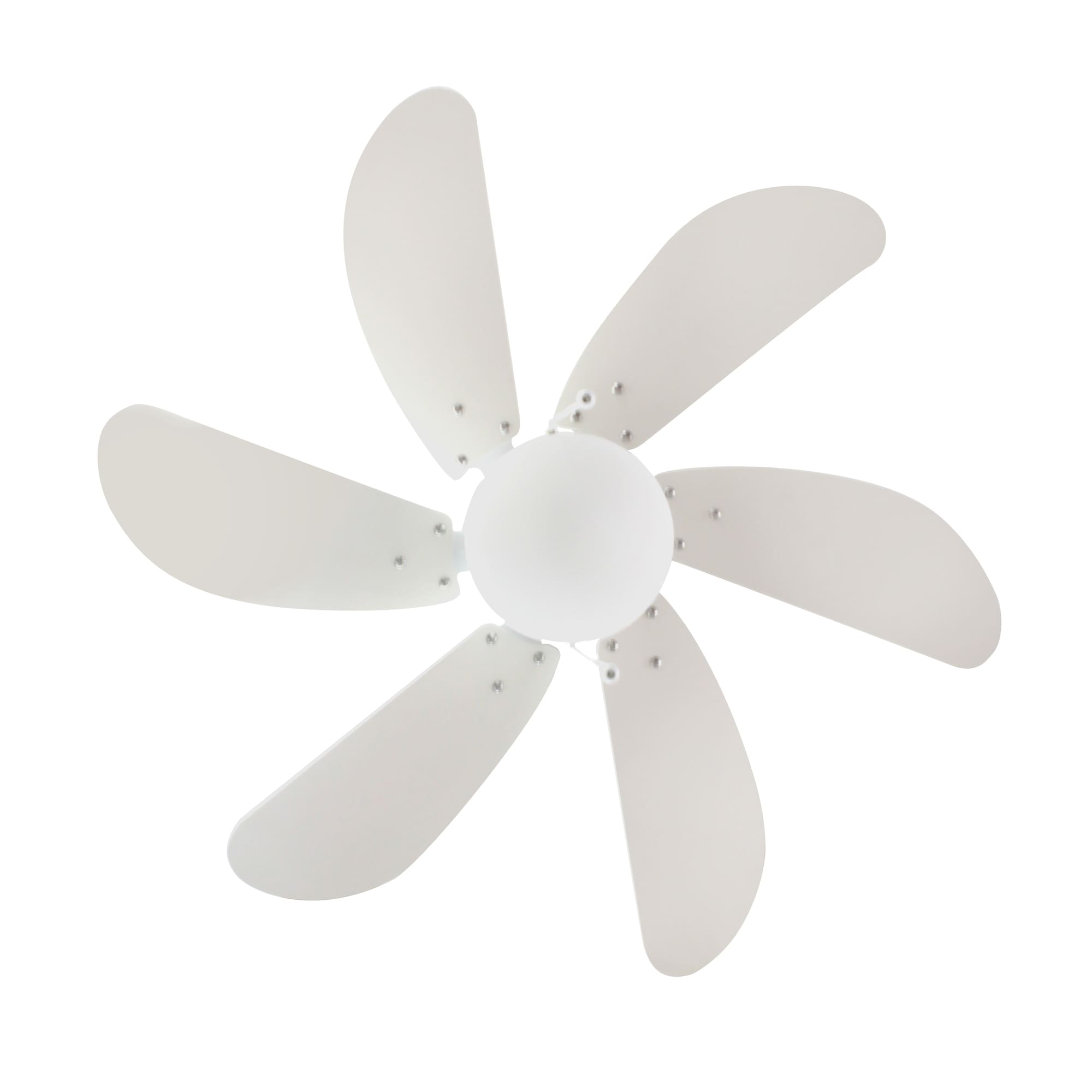 Un ventilador de techo blanco con seis aspas sobre un fondo blanco. El ventilador está parado.