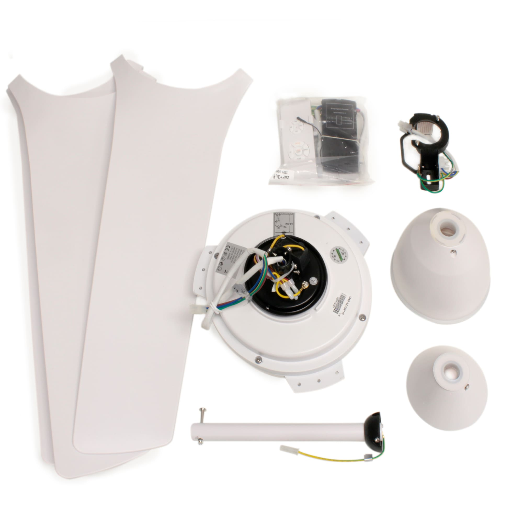 Componentes de un ventilador de techo, incluyendo aspas y motor, sobre una superficie blanca.