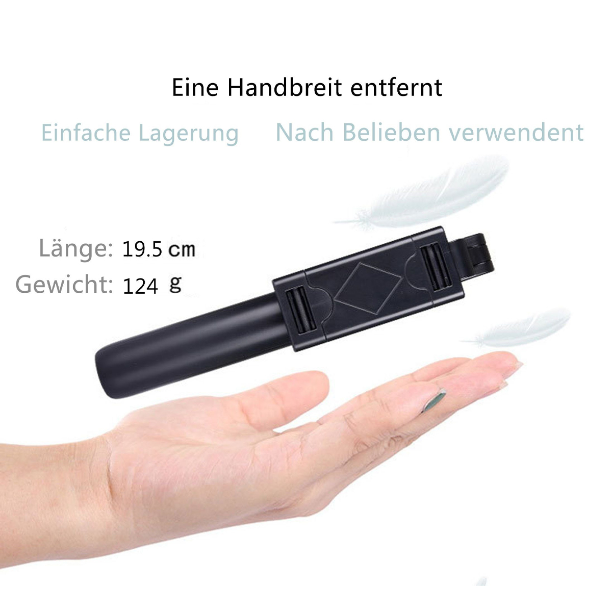 Eine Hand hält einen schwarzen Schönheitsstab. Er ist 19,5 cm lang und wiegt 124 Gramm. Zwei weiße Federn schweben darum.