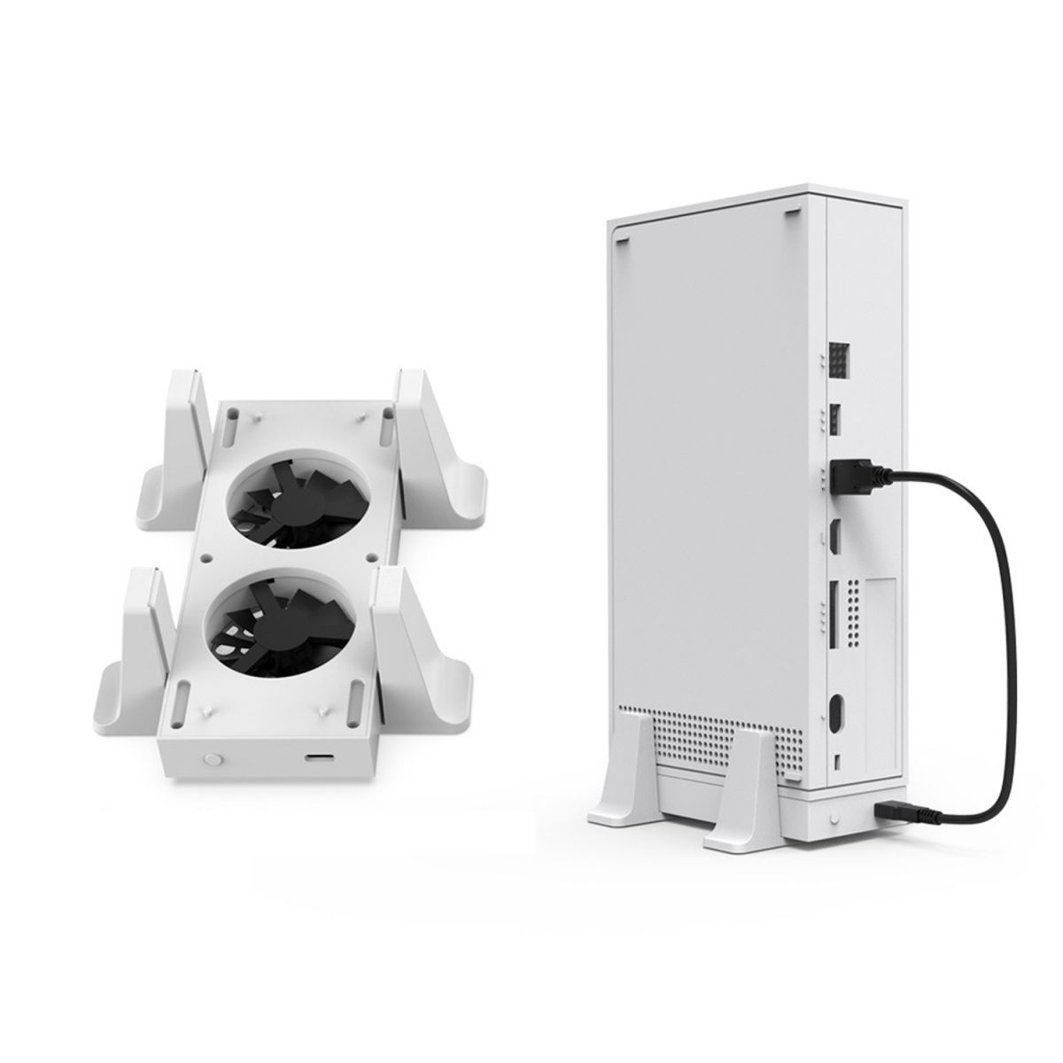 Weiße Spielkonsole und ein weißer Kühlventilator. Weißer Hintergrund.