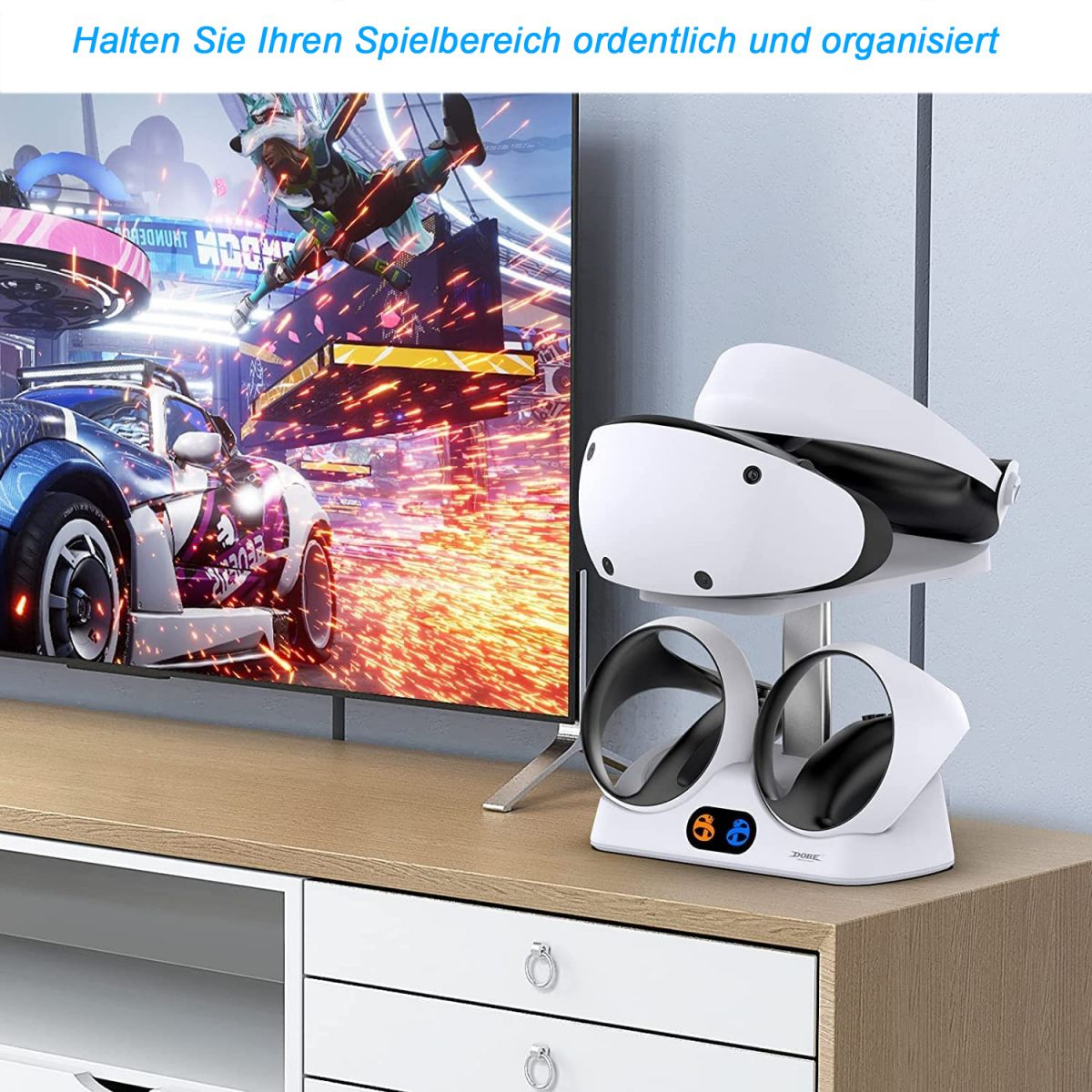 VR-Headset und Kopfhörer auf einem weißen Ständer, vor weißem und Holz Hintergrund.