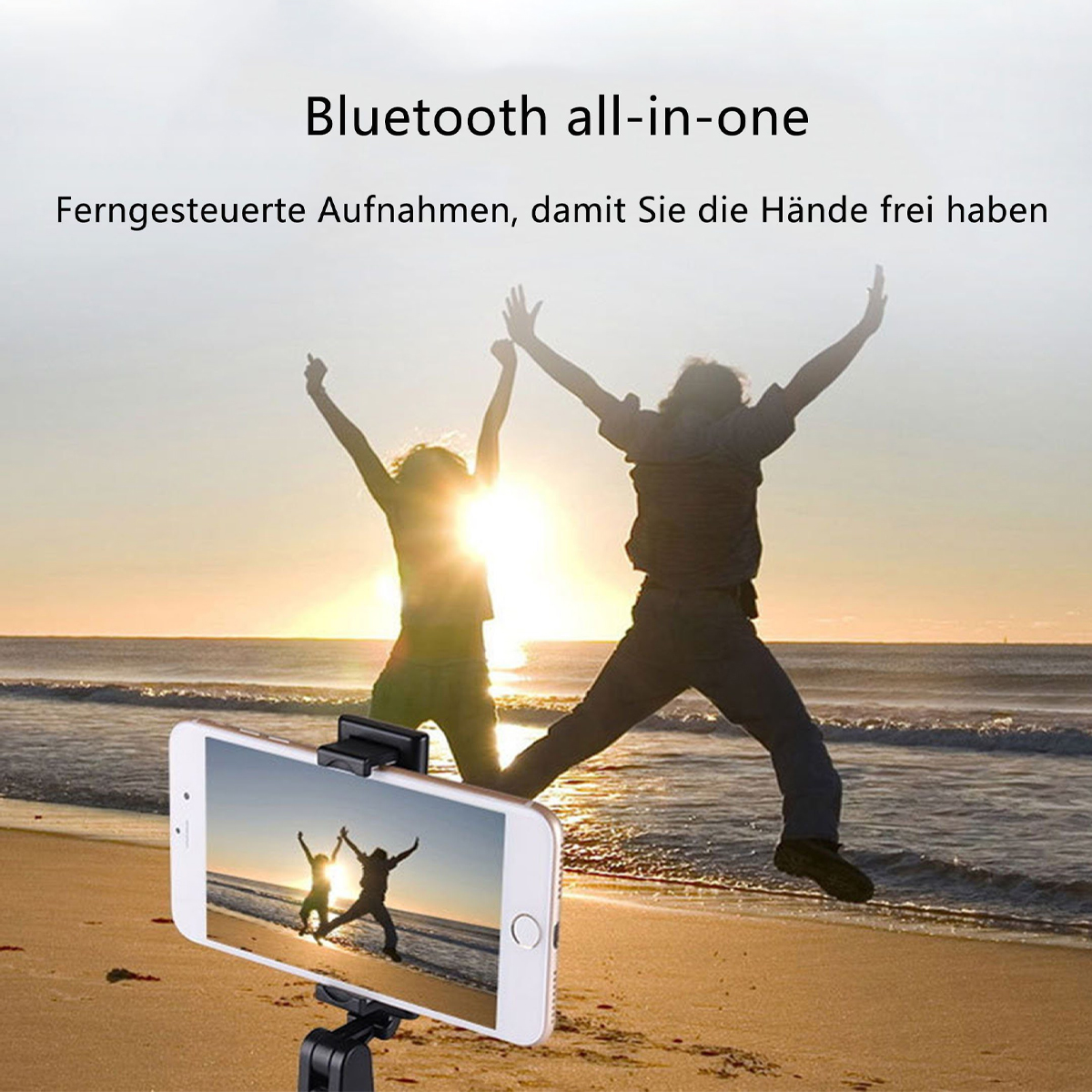 Ein Telefon mit Strandmotiv wird von einem Selfie-Stick gehalten, zwei Personen springen im Hintergrund.