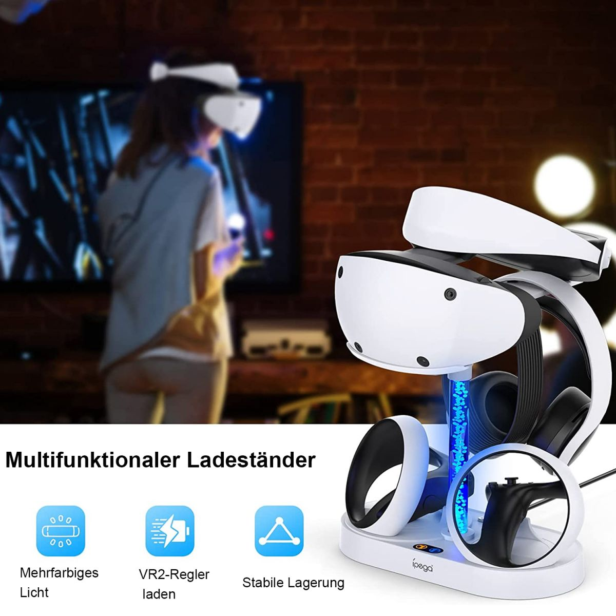 Weiß-blaue VR-Headset-Ladestation mit Symbolen und einer Frau im Hintergrund.