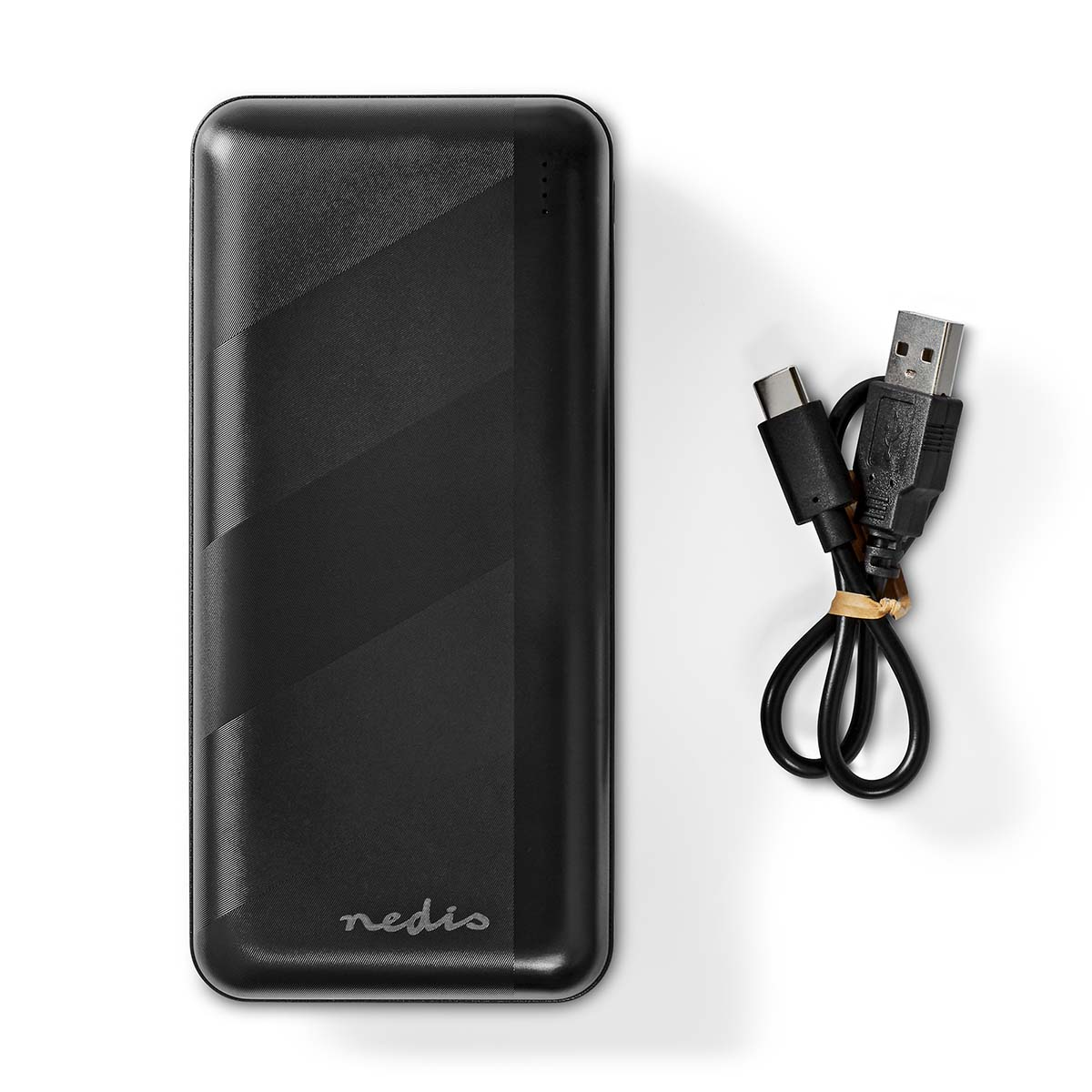 Schwarze Powerbank mit USB-Kabel. Die Powerbank hat ein geometrisches Design.