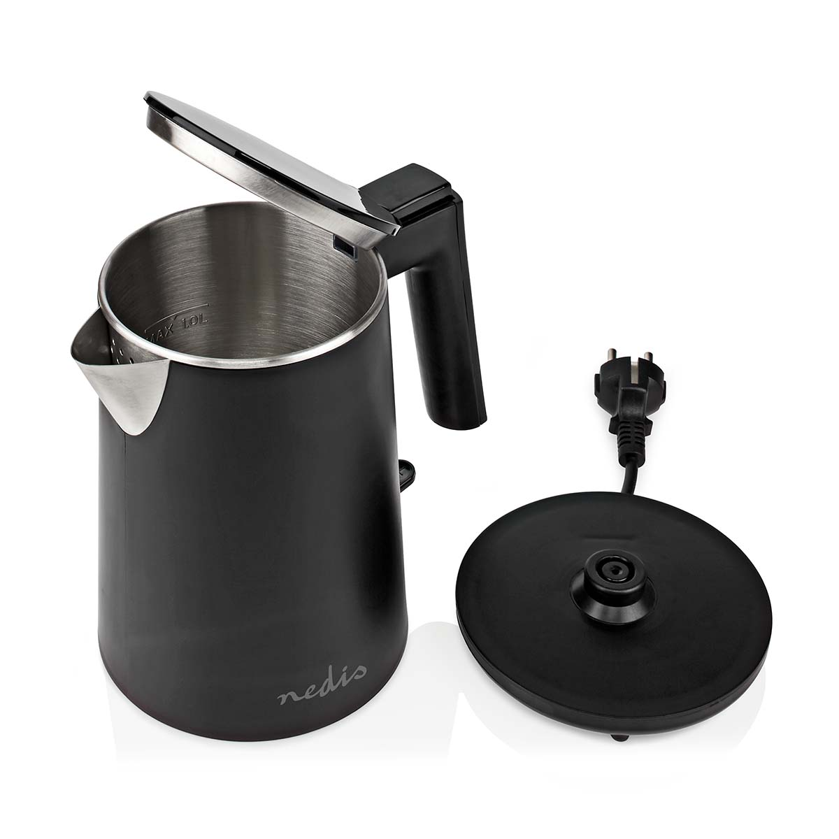 Czajnik elektryczny w kolorze czarnym z otwartą pokrywą i podstawą zasilającą. Białe tło.