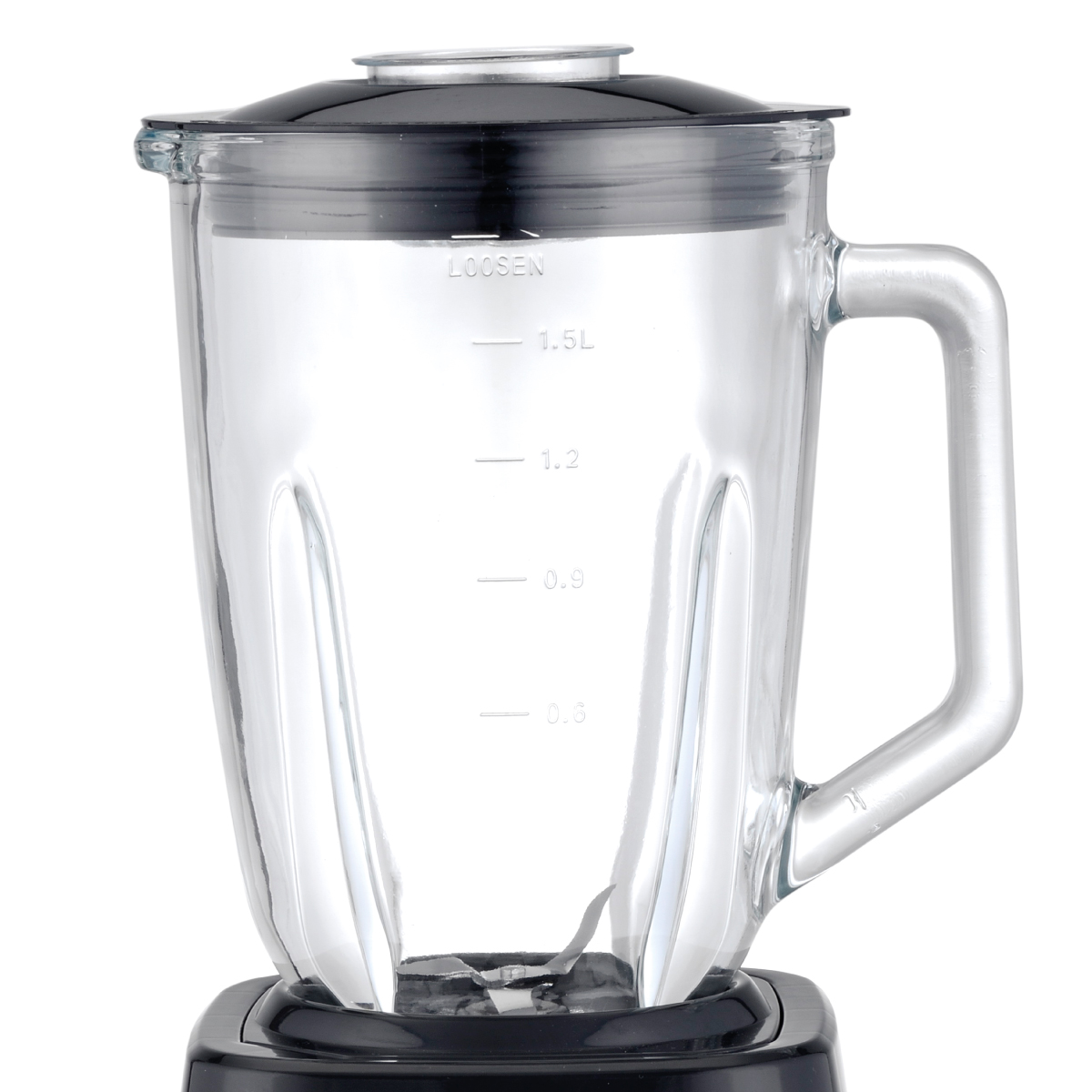 Un vaso de licuadora de vidrio con medidas, sobre una base negra. La tapa es negra.