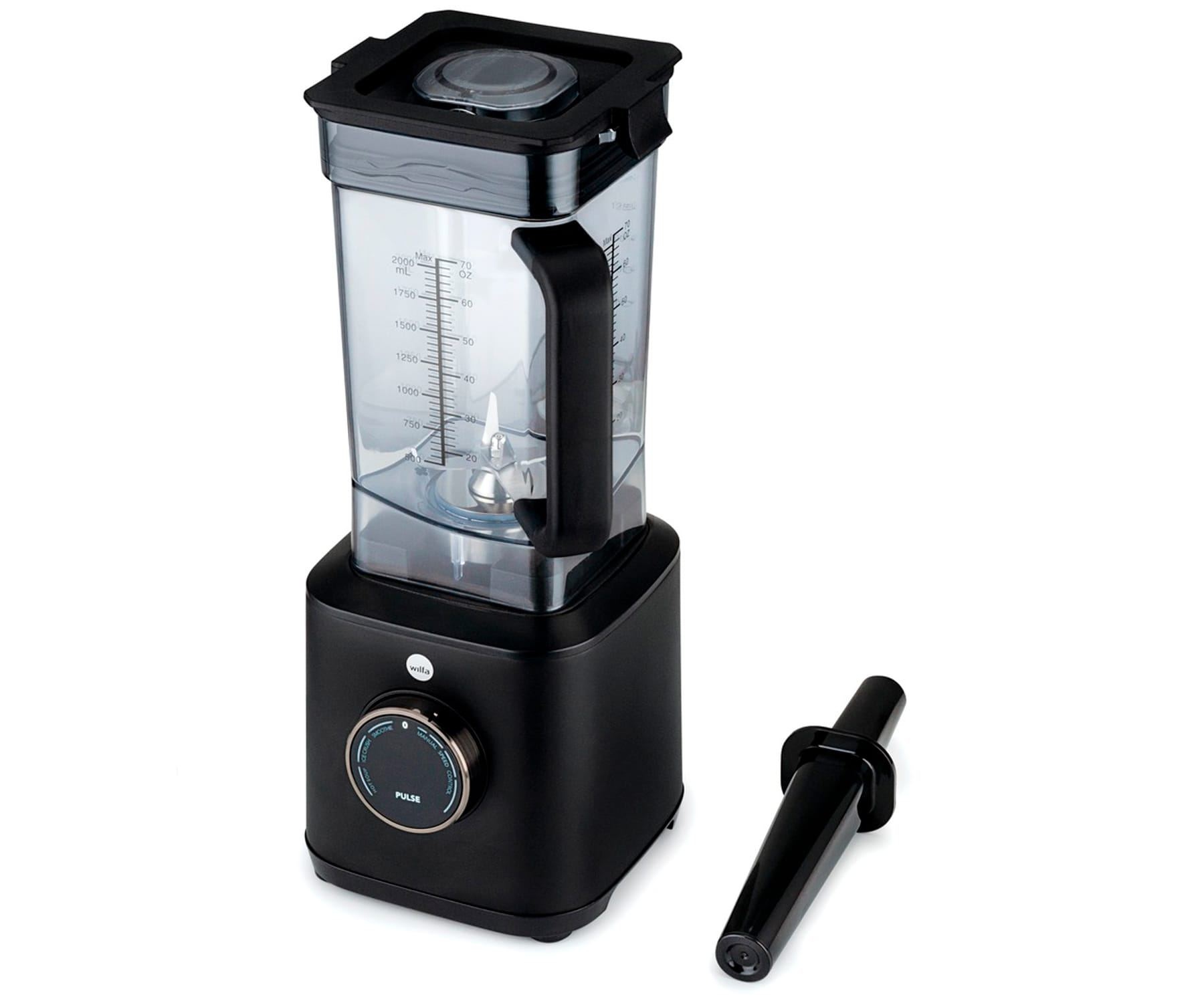 Ein schwarzer Mixer mit einem transparenten Behälter wird gezeigt. Ein separater schwarzer Stampfer befindet sich daneben, auf weißem Hintergrund.