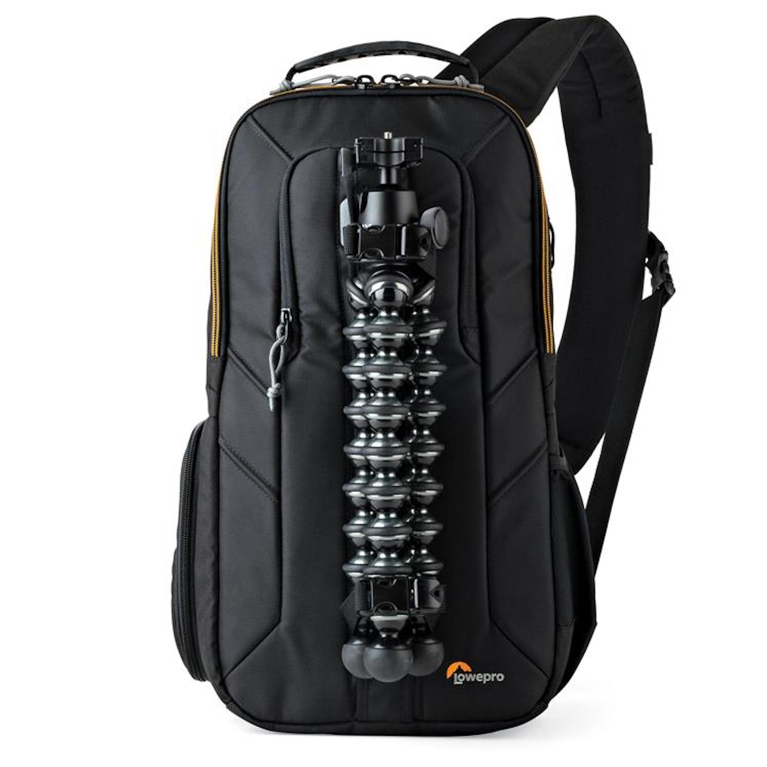 Schwarzer Kamera-Rucksack mit Stativ befestigt. Hat mehrere Taschen, mit schwarz-gelbem Farbschema.