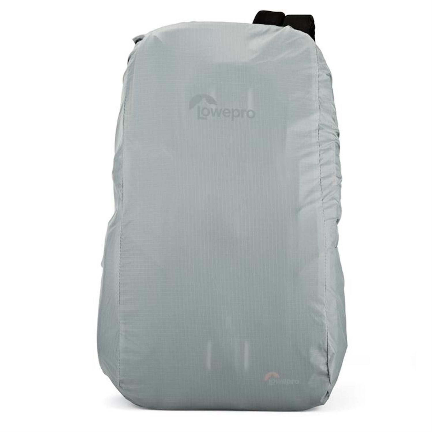 Eine graue Lowepro Rucksackhülle. Die Hülle befindet sich auf einem Rucksack. Weißer Hintergrund.