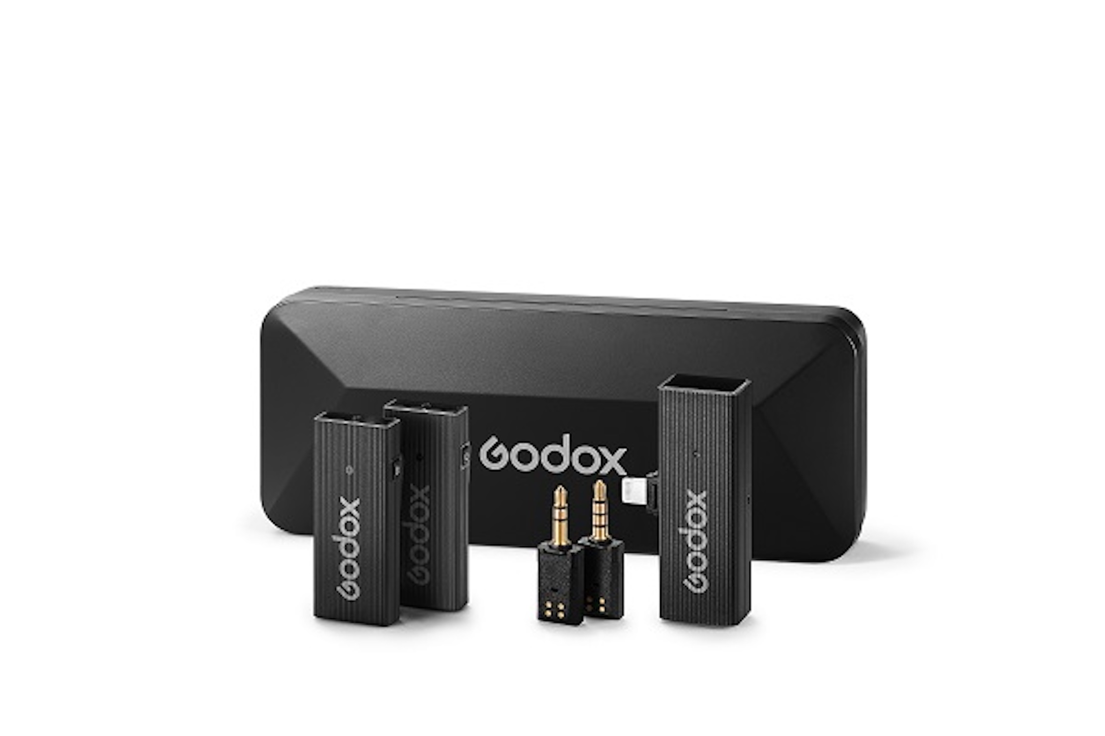 Schwarzes Audio-Equipment, einschließlich mehrerer Sender und eines Koffers, isoliert auf Weiß.